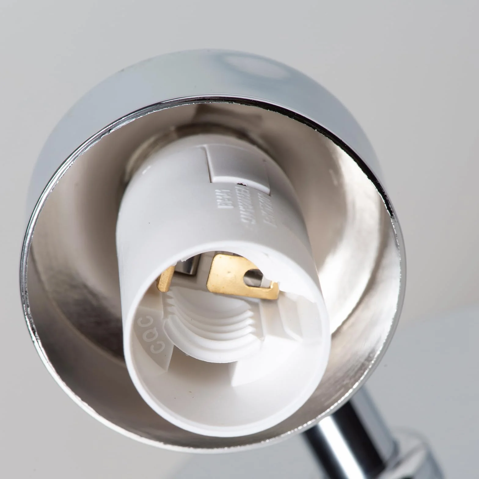 Alpinaluz Aplique de pared baño E14 base metálica cromada pantalla cristal blanca mate IP44