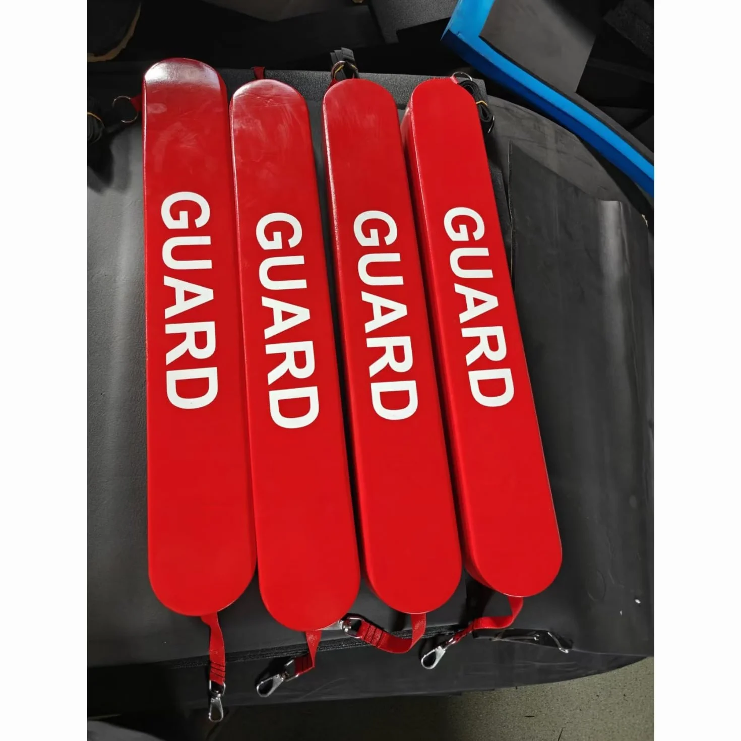 Tubo de rescate profesional de salvavidas, rojo con texto de protección blanco, flotador de seguridad de agua resistente para piscinas y rescate en la playa