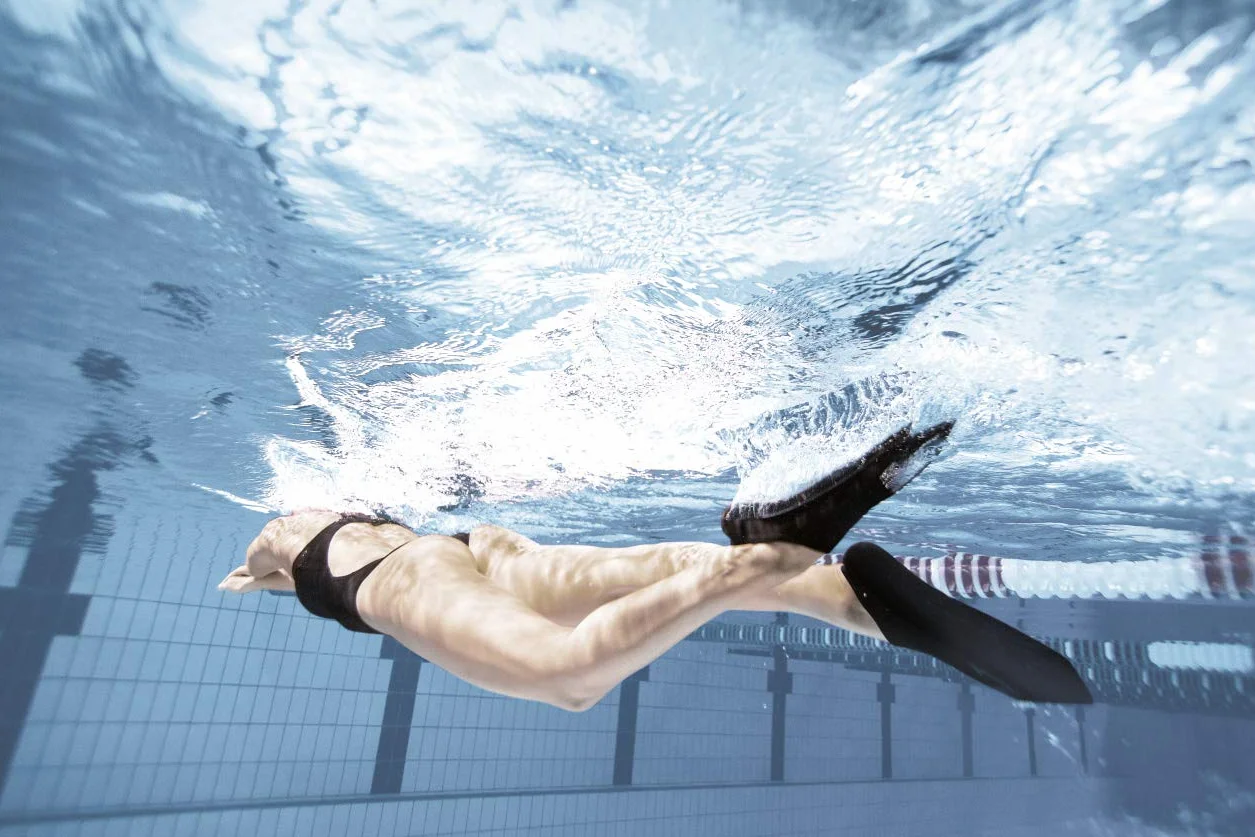 Arena Powerfin Aletas de Entrenamiento para Piscina, 100% Silicona, Cortas y Cómodas para Adultos
