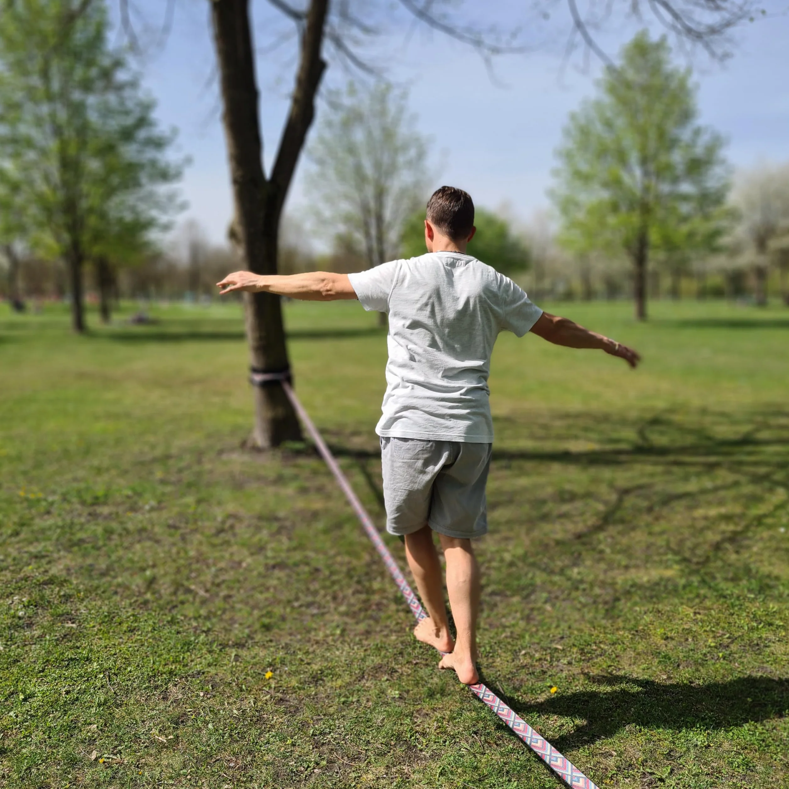 Juego de Slackline - de 15, 25 o 35 m de longitud y 5 cm de ancho, diseño único «Striving», incluye bolsa de transporte moderna / bolsa de entrenamiento y protección para árboles y carraca de Secoroco