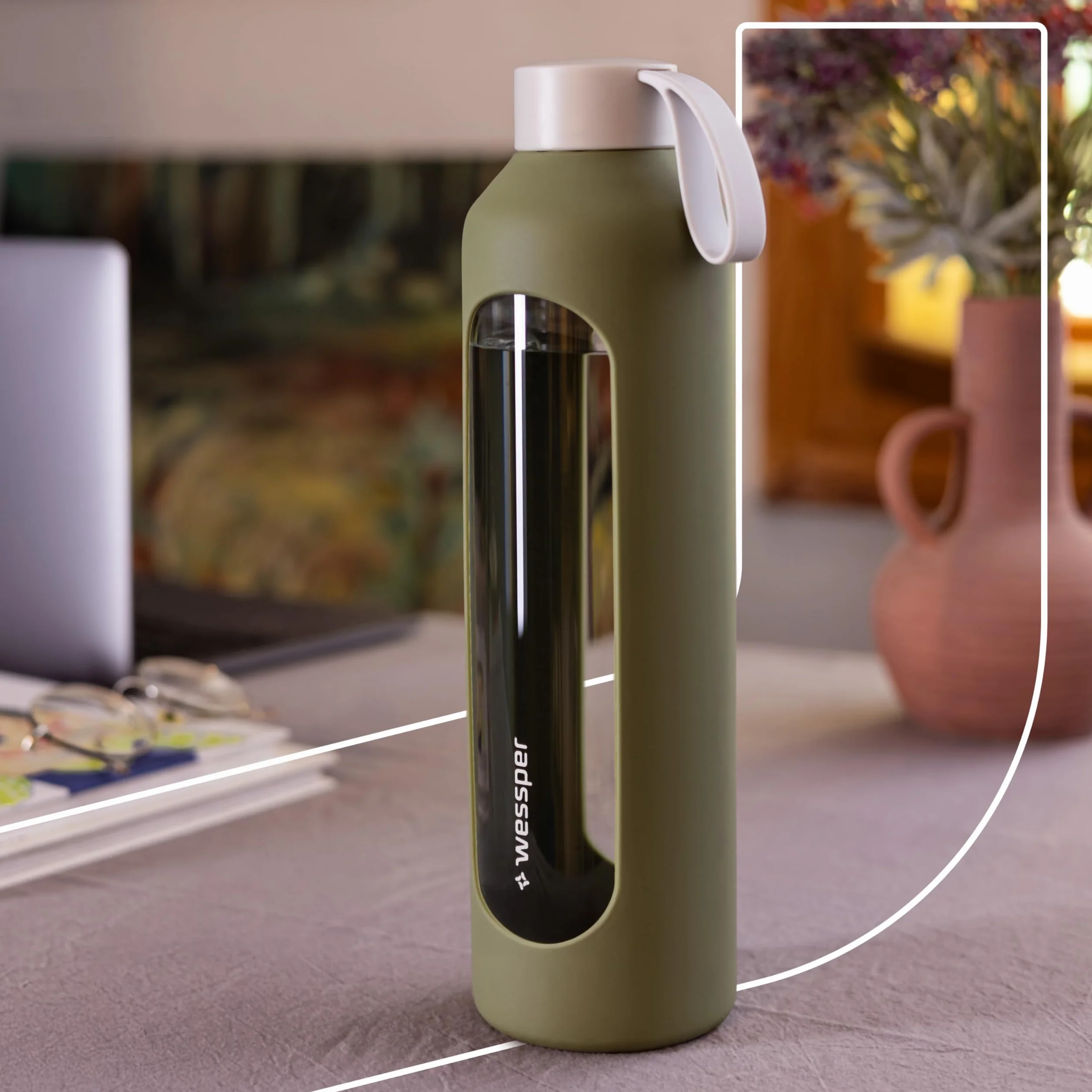 Wessper Botella de Agua Cristal, Botella 1 Litro Motivadora con Escala de Hidratación, Botellas de Vidrio Borosilicato con Funda de Silicona, Material Seguro sin BPA – Oliva