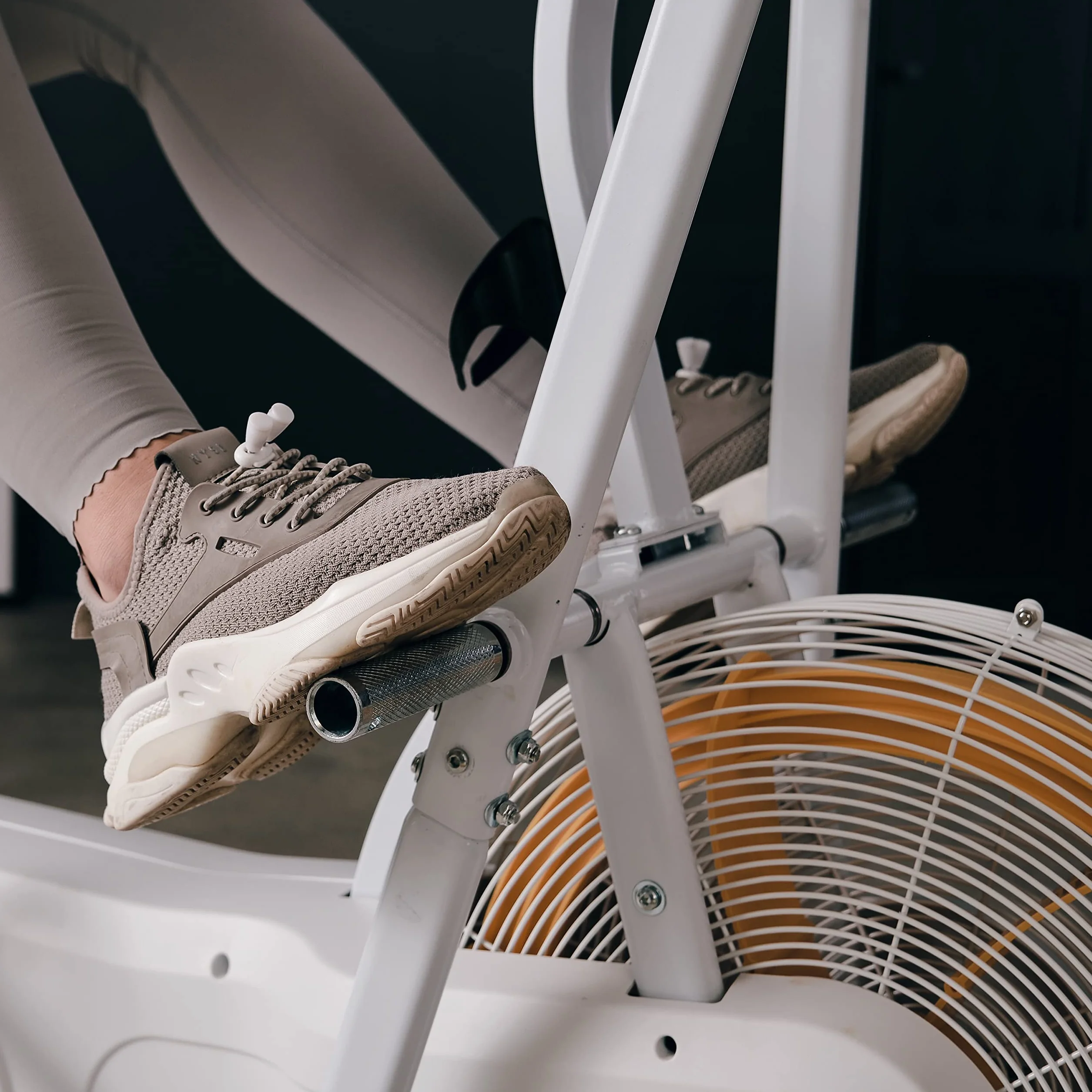 SportPlus | Professional Air Bike con resistencia de aire, opcionalmente con compatibilidad con app, bicicleta estática para HIIT, ordenador de entrenamiento inteligente, cargable hasta 135 kg.