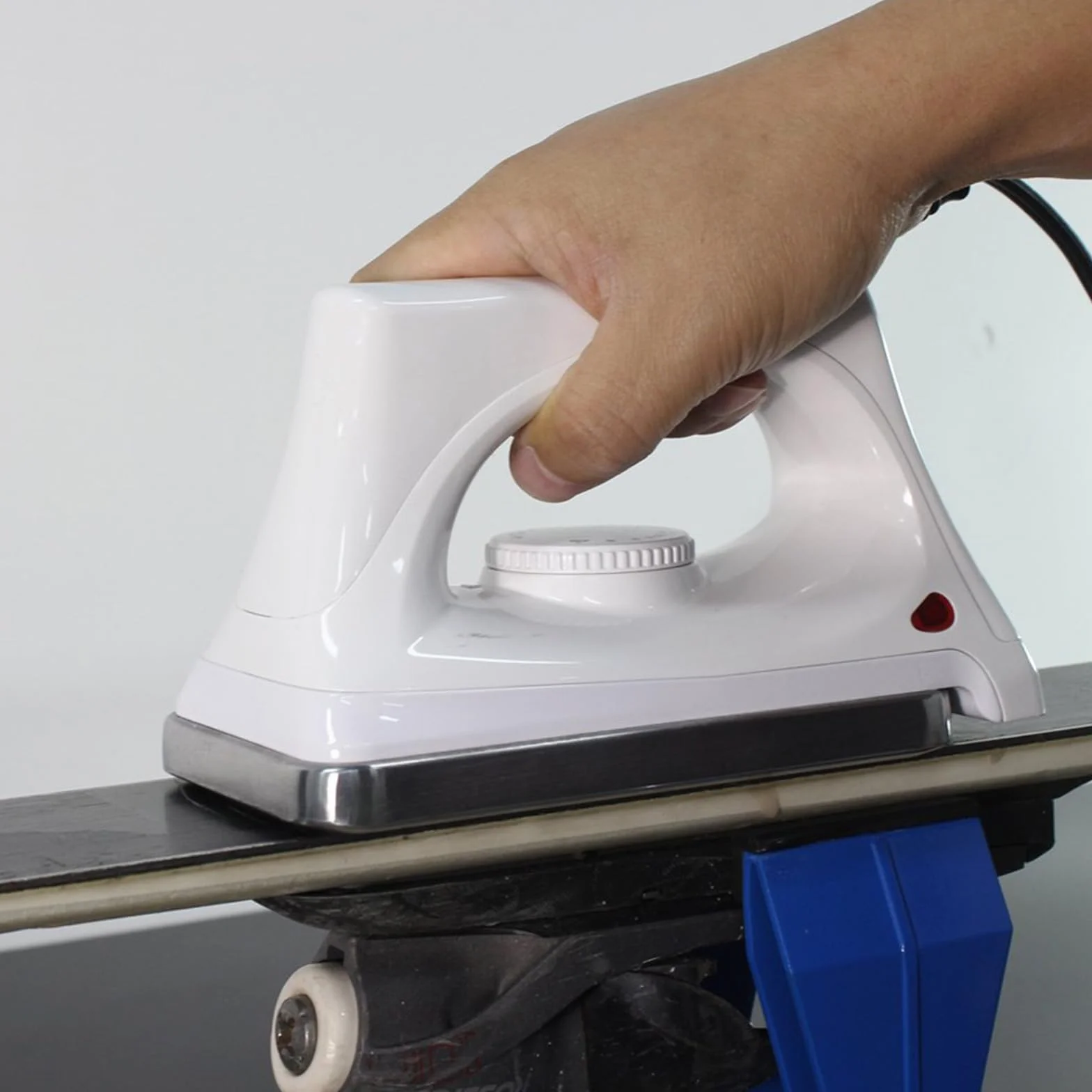XCMAN Plancha de cera caliente para esquí y snowboard, 230 V, 1000 W, estructura de rombos que optimiza la distribución y compresión de la cera