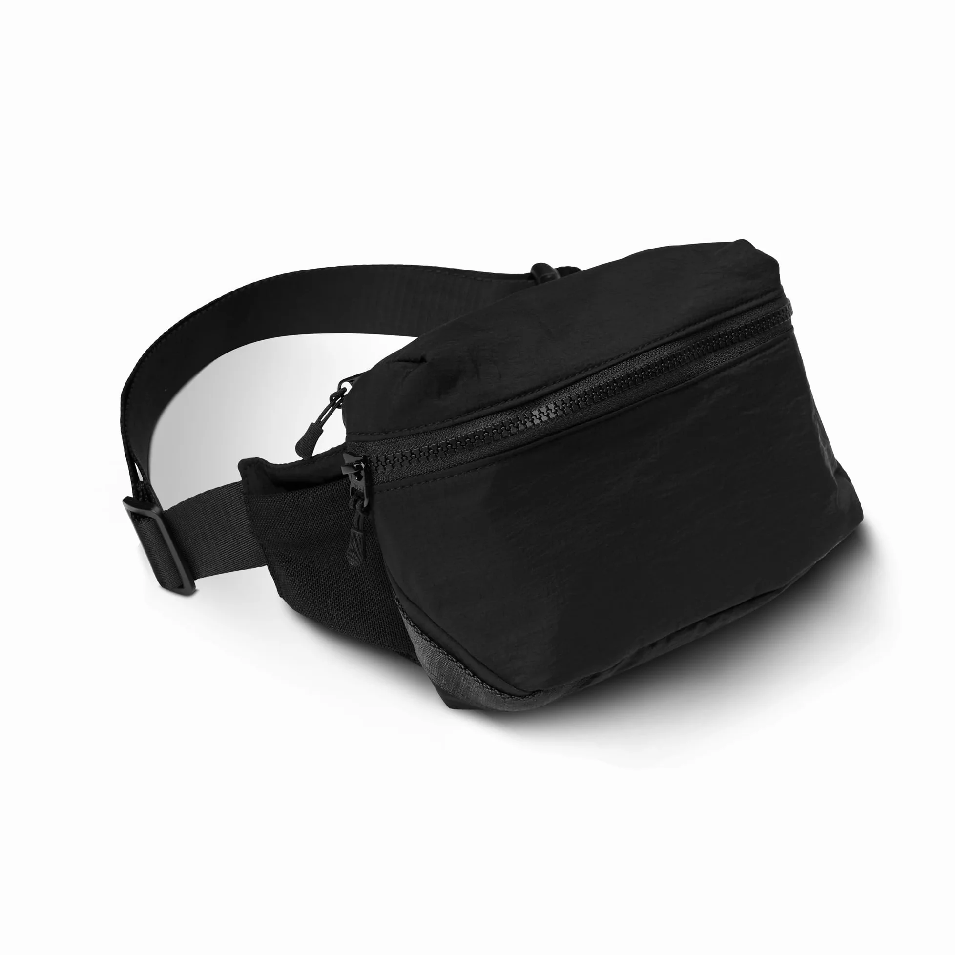 Nomadix Fanny Pack Raven Black - Bolsa cruzada ligera y resistente al agua para senderismo, festivales y viajes, nailon reciclado ecológico con clip para llaves, bolsillos dobles y almacenamiento