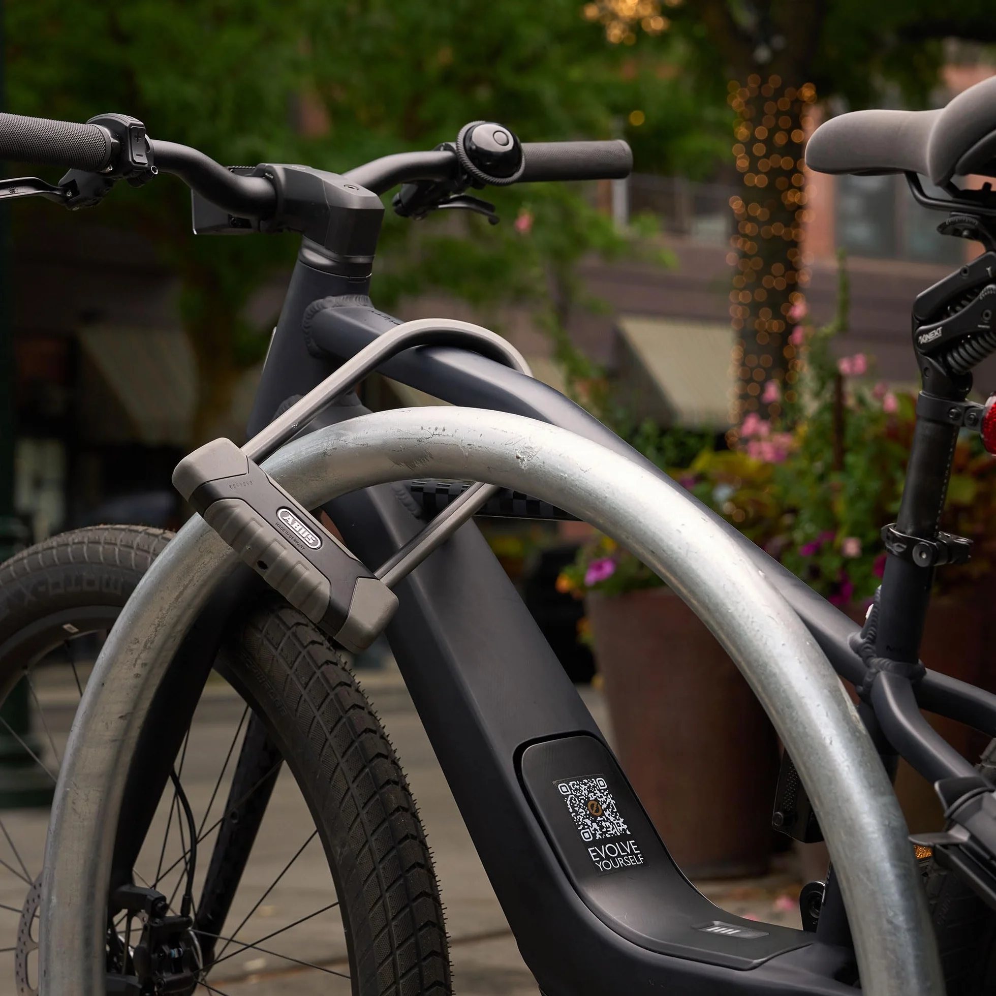 ABUS U-lock Granit XPlus 540 + soporte USH - Candado para bicicletas con grillete de 13 mm y cilindro XPlus - Nivel de seguridad 15-230 mm de altura de grillete