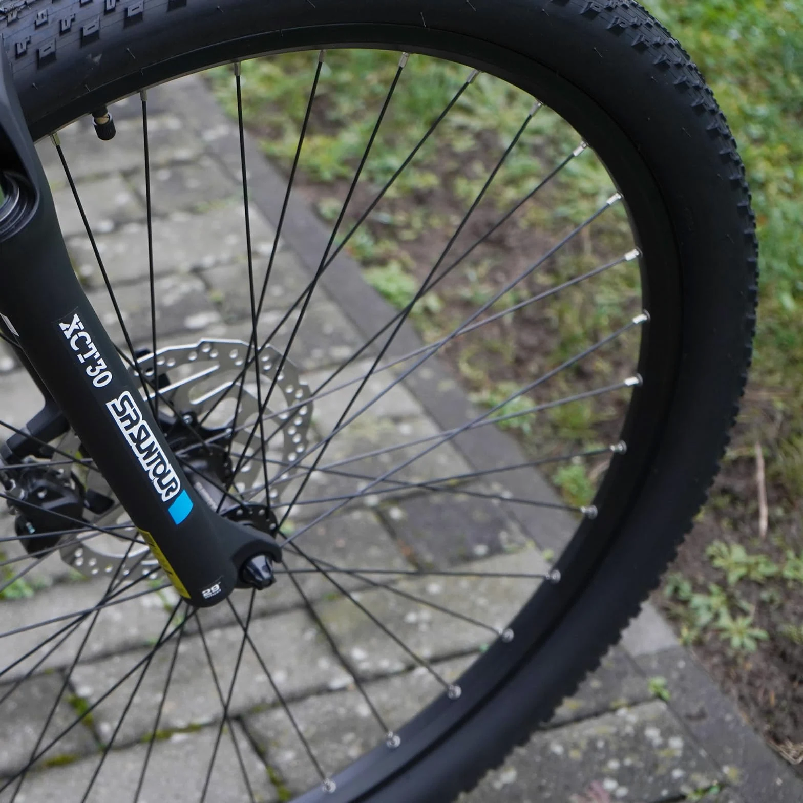 Prophete Dice 2.0 E-MTB 29" – Motor de Rueda Trasera Enovation 48 V, 250 W, 46 NM, 9 Marchas, Alcance de 130 km, Horquilla Suntour XCT, Frenos de Disco hidráulicos, Color Beige Arena | Motor de rueda trasera de 48 V, 250 W, 46 Nm, 9 marchas, 130 km de alc