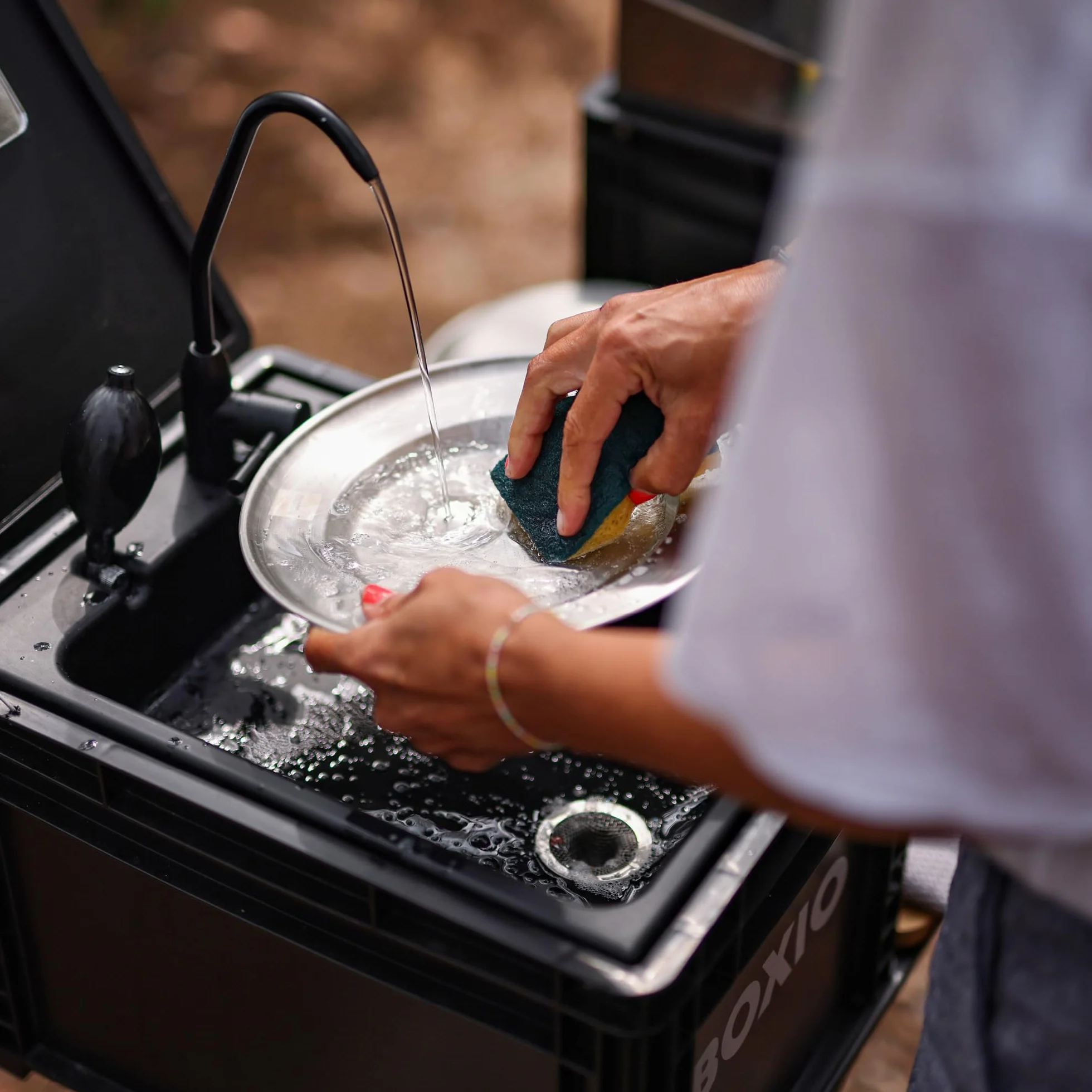BOXIO Lavabo Portátil Camping con Bomba de Agua Manual, Fregadero para Furgoneta, Grifo Portatil Camping, Fregadero de Jardín, Lavamanos Portatil, Lavabo Caravana de Plástico Negro, 400 x 300 mm