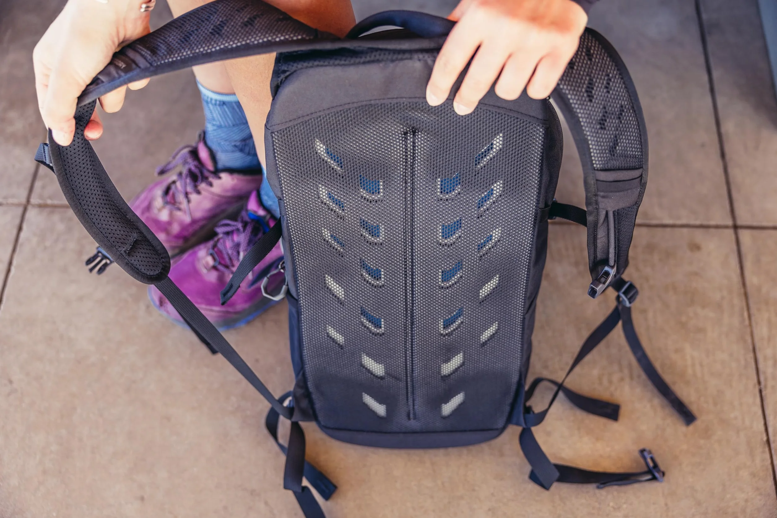 Gregory Essential Hiking - Nano 20 - Mochila Casual, 52 cm, 20 L, 0.54 KG, Mochila ligera de día, compatible con sistema de hidratación, mochila colorida, Verde (Terrain Green)