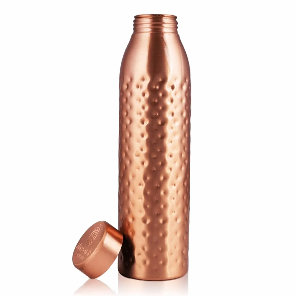 NORMAN JR Botella de agua de cobre de 1L–Caja de regalo (1 unidad),acabado martillado–Un recipiente ayurvédico de cobre puro–Te ayuda a beber más agua,ofreciendo numerosos beneficios para la salud.