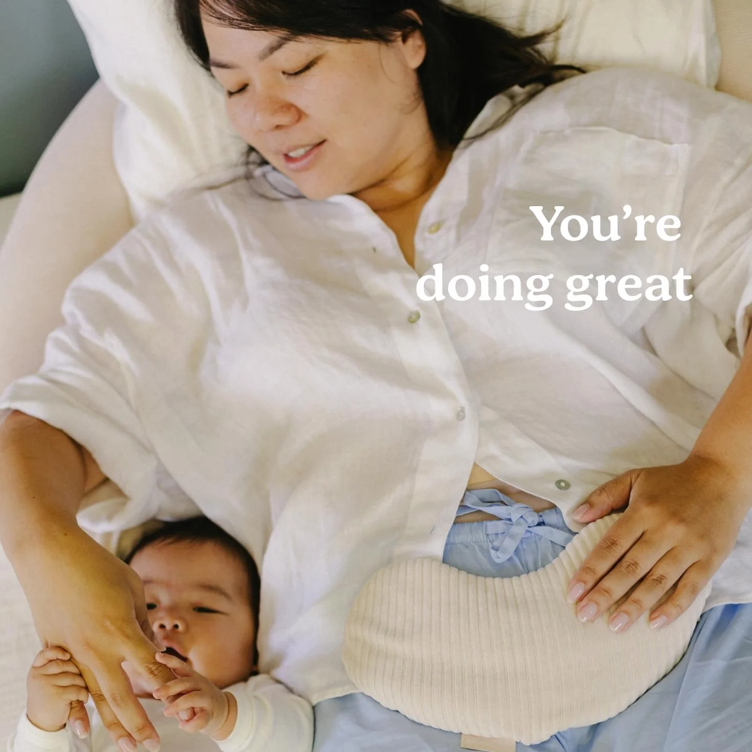 doomoo Almohadilla Térmica Snoggy Mom - Forma ergonómica, Sand, para aliviar dolor menstrual, endometriosis y posparto, caliente o fría