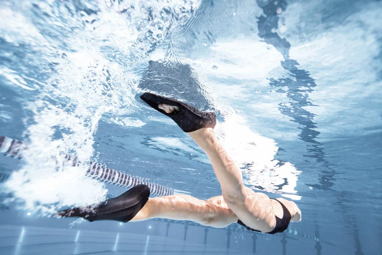 Arena Powerfin Aletas de Entrenamiento para Piscina, 100% Silicona, Cortas y Cómodas para Adultos