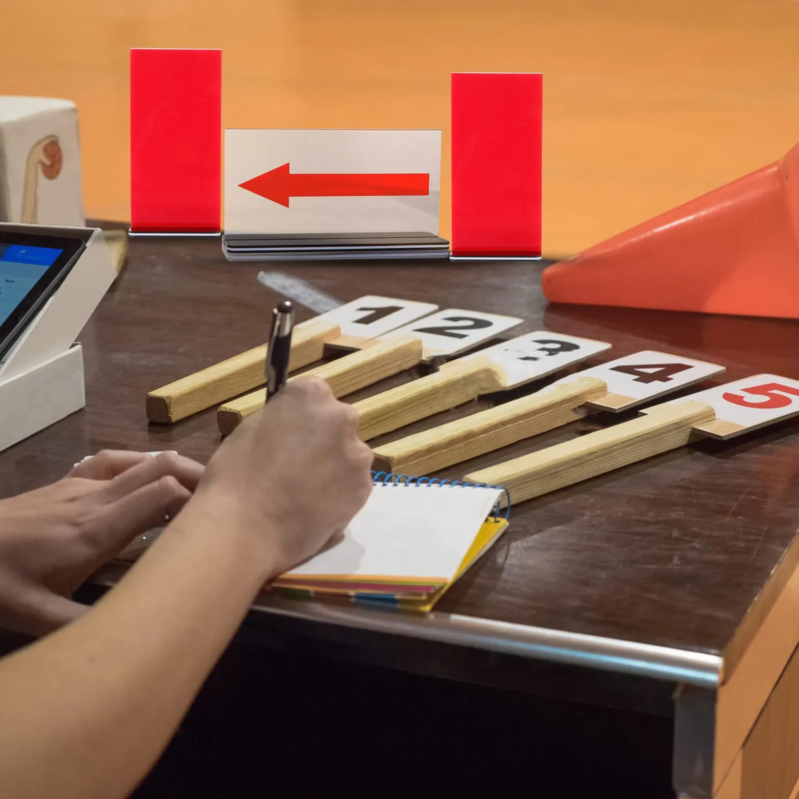 CALLARON Tablero de Faltas de Baloncesto Convertidor de Saque Rojo de Acrílico, Tarjetas de Penalización para Árbitro, Diseño Práctico y Fácil de Operar para Competiciones Deportivas