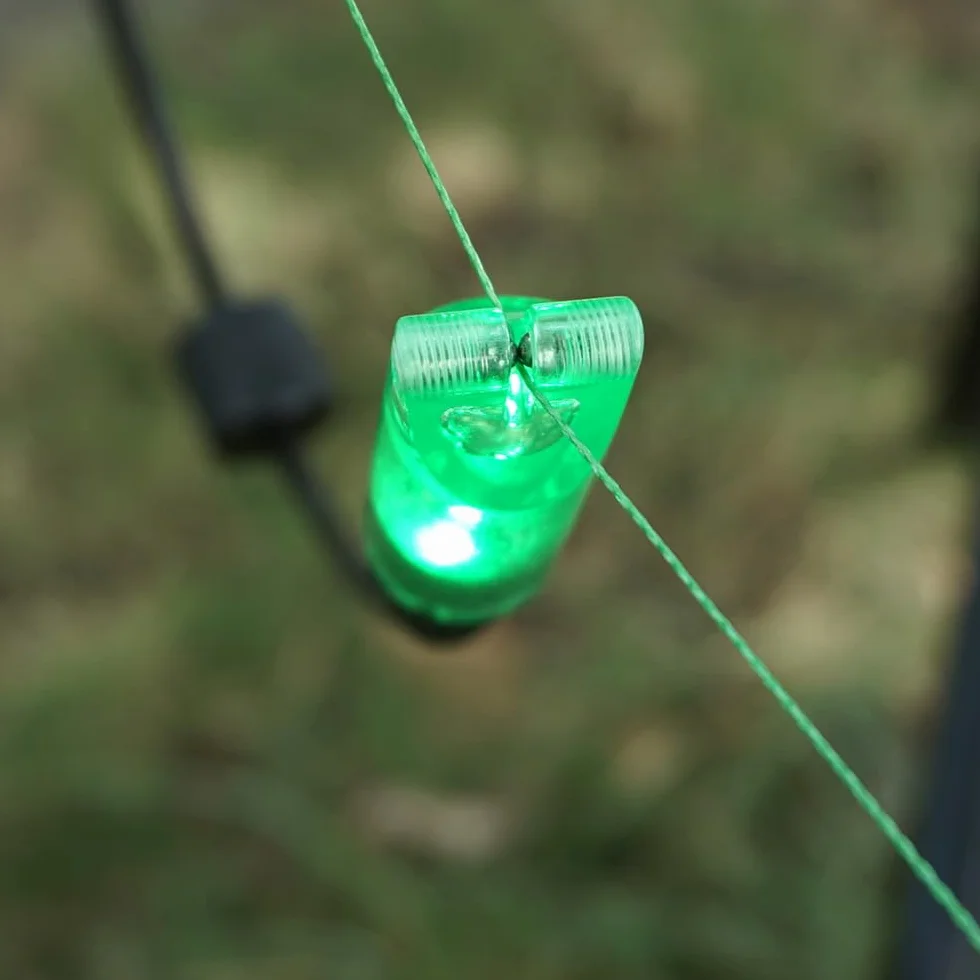 Hirisi Tackle Swingers de pesca de carpa, 4 unidades, luz LED, conector de 2,5 mm, desmontable, indicador de picada de pesca Swinger, accesorios de pesca.