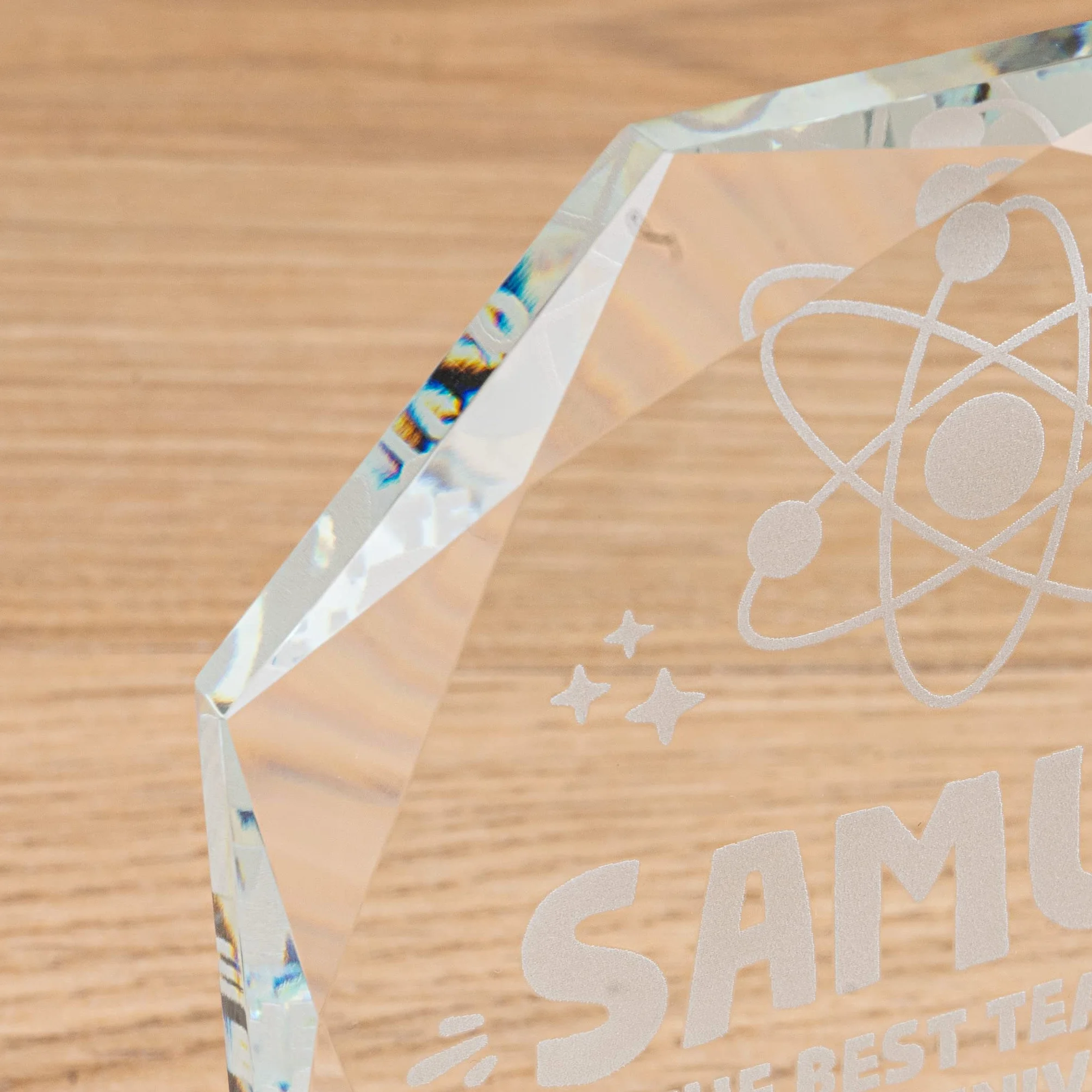 Trofeo Personalizado con Nombre y Texto Cristal Grabado Escala de Grises Octogonal Incluye Estuche