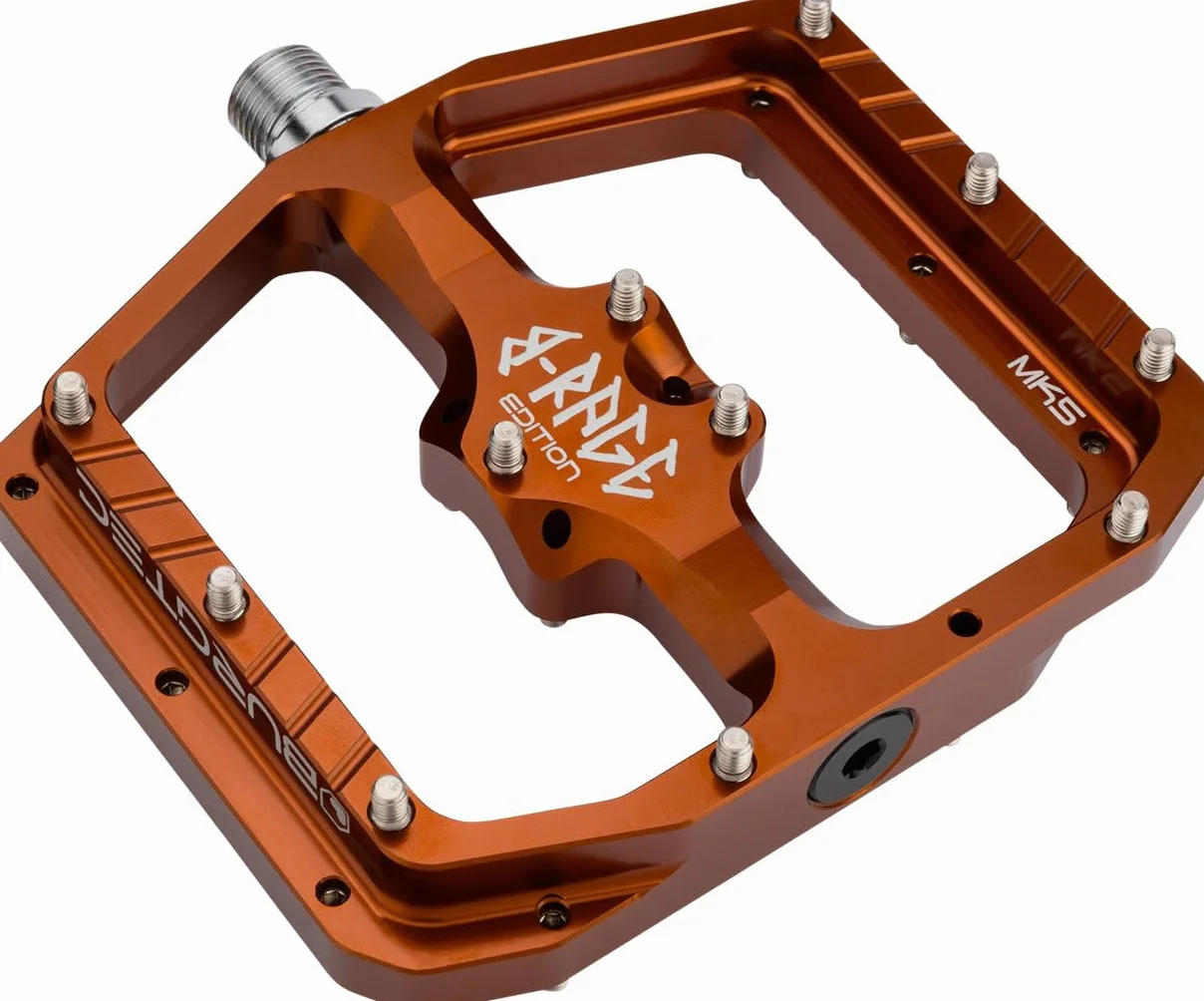 Burgtec Penthouse MK5 B-Rage Edition - Pedales de bicicleta de montaña de aleación plana