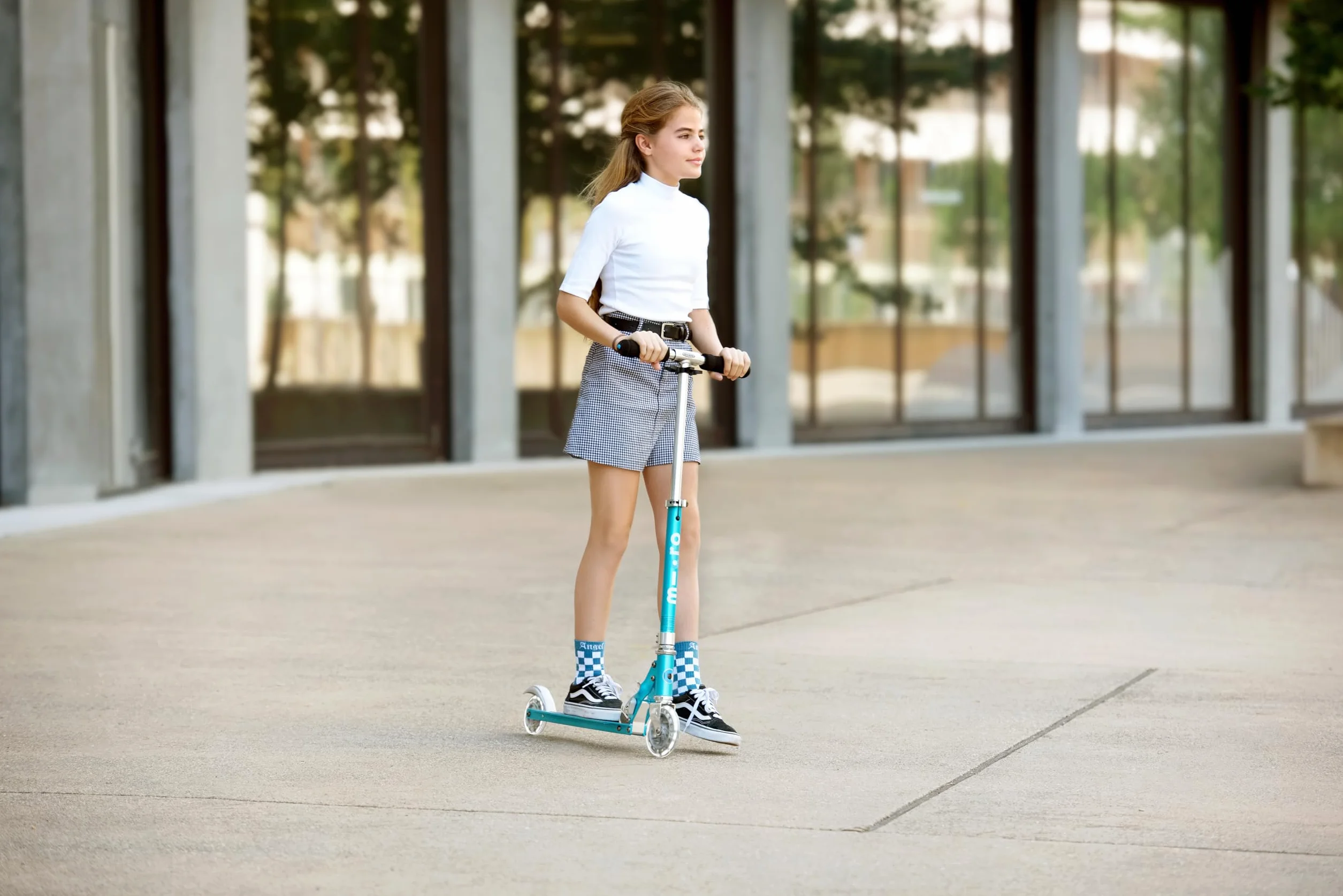Micro® | Micro Sprite LED Scooter 2 Ruedas Niños | Patinete y Puños Plegables | Ruedas con iluminación LED | Ligero y Regulable en Altura | +5 Años | Niños y Niñas