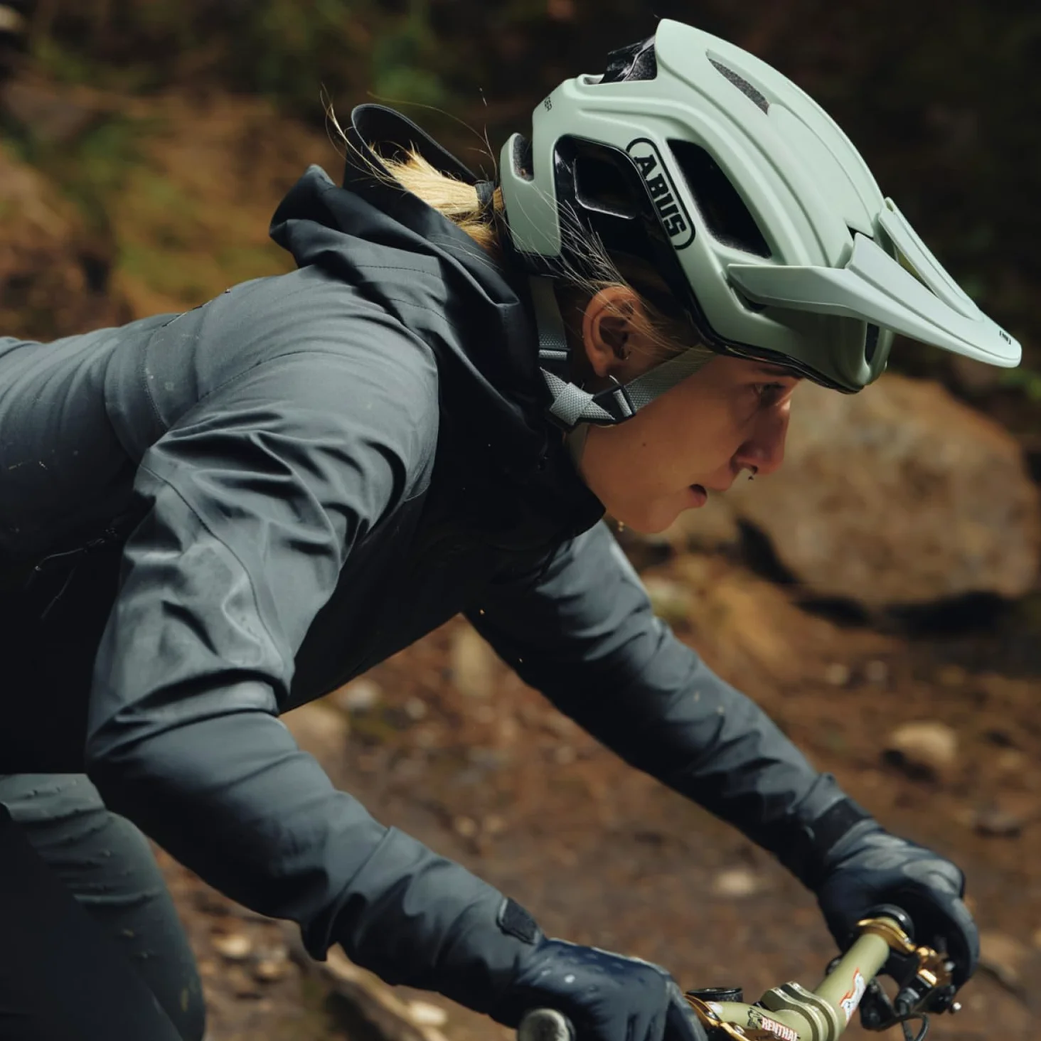ABUS Cliffhanger Casco MTB de Bicicleta, Mist Green, S | Casco MTB Singletrail y Enduro, cierre magnético, visera ajustable, almohadillas lavables