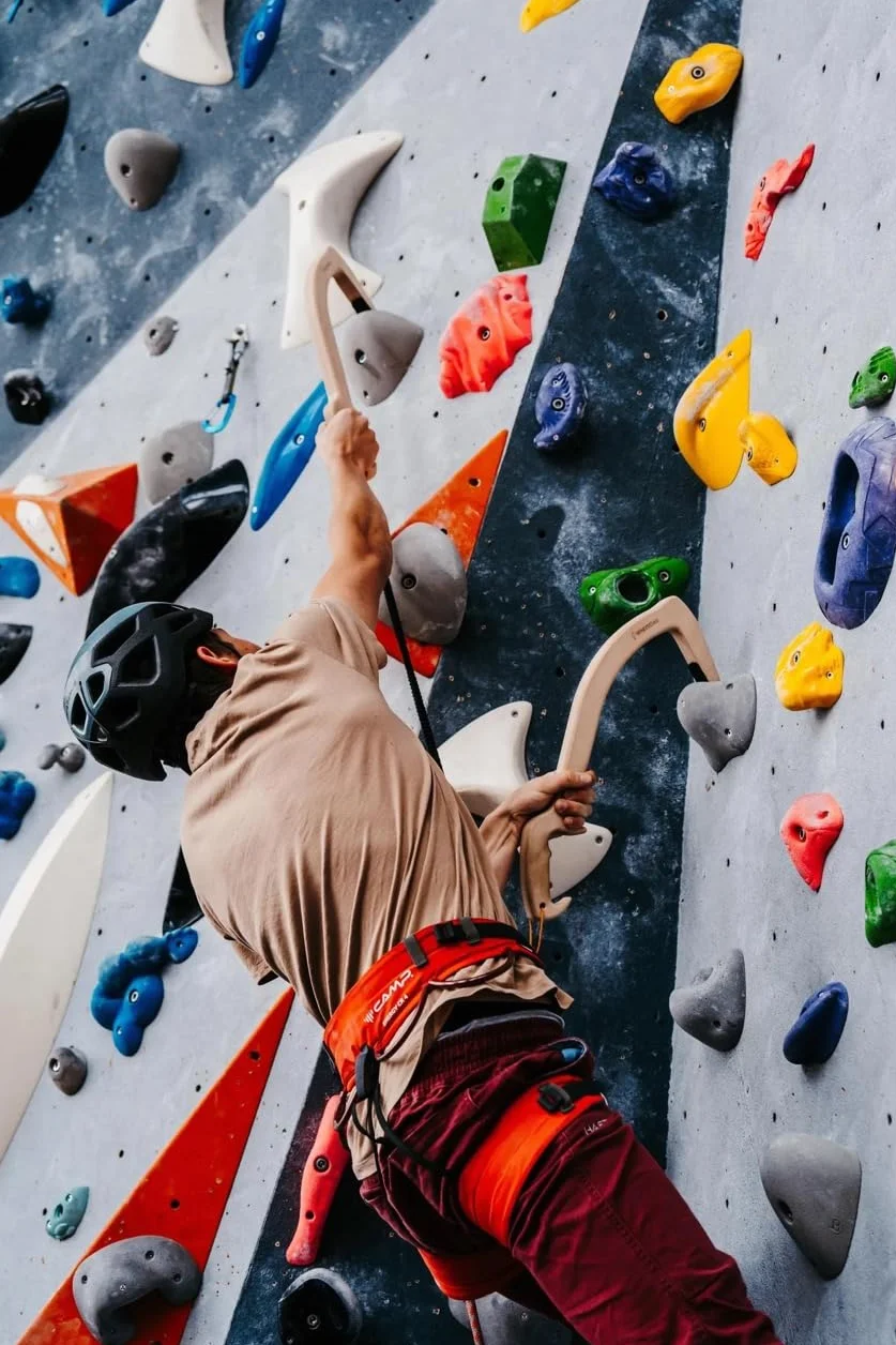 Whiteoak - Piolet de madera para entrenamiento en interiores para escalada en hielo, herramientas secas y entrenamiento de escalada, accesorios para equipo de escalada con punta de goma Vibram, 1 par