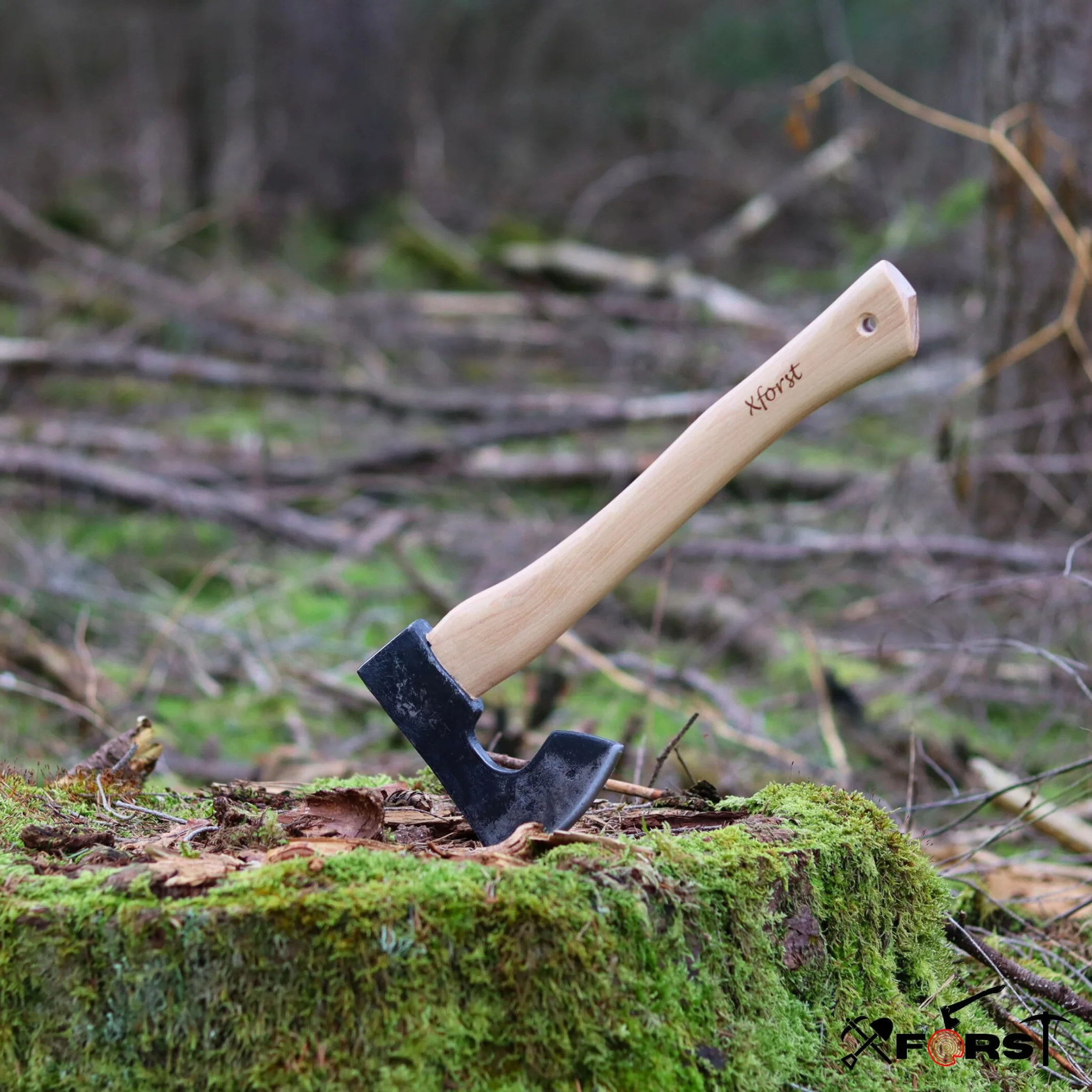 Xforst Hacha vikinga, hacha de supervivencia de acero al carbono forjado, hacha de mano con mango de madera de nogal y protector de corte de piel auténtica, 38 cm de longitud, 0,75 kg de peso, modelo