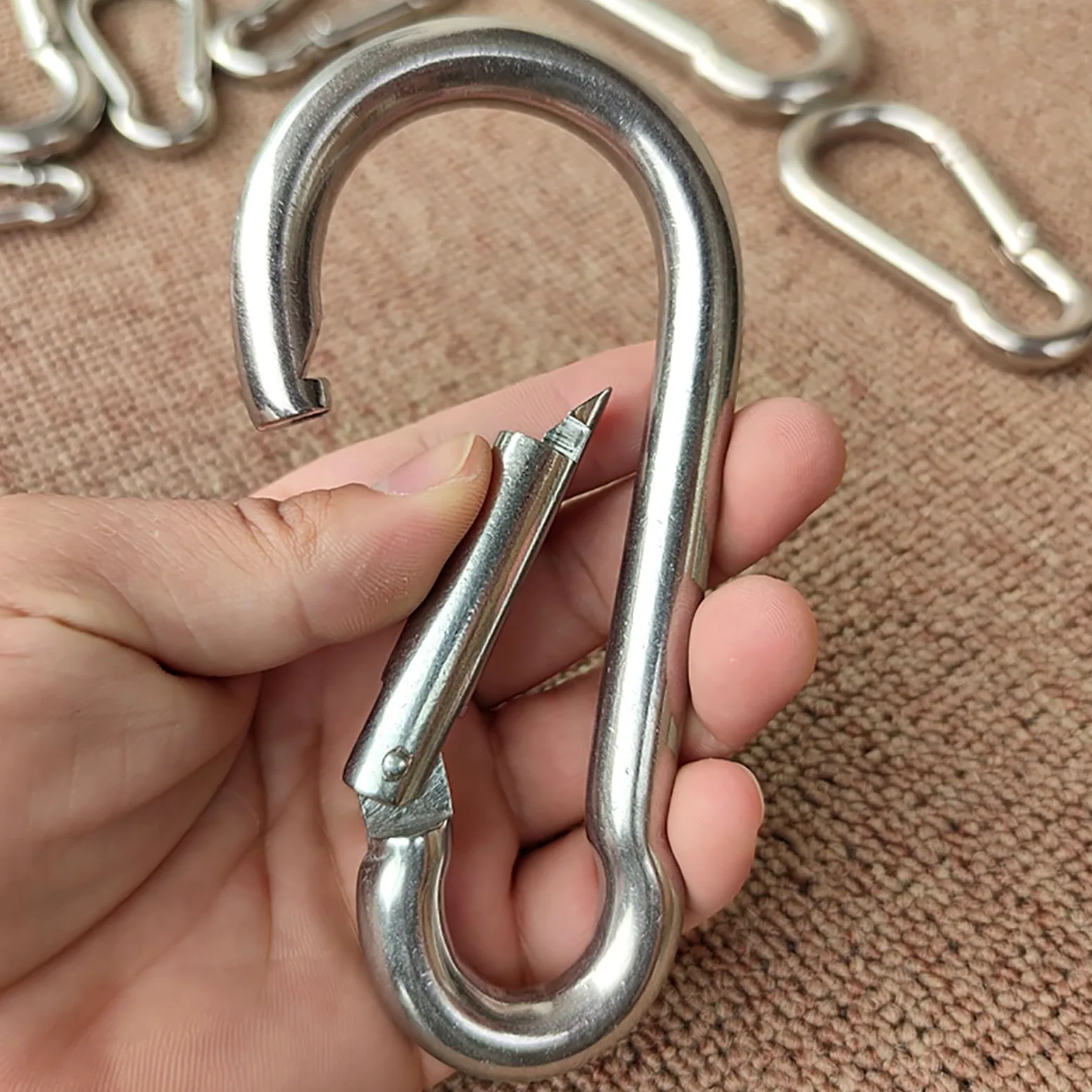 1 mosquetón de acero inoxidable 304/316, llavero con hebilla (M8 x 80 mm) para exteriores, camping y accesorios AR