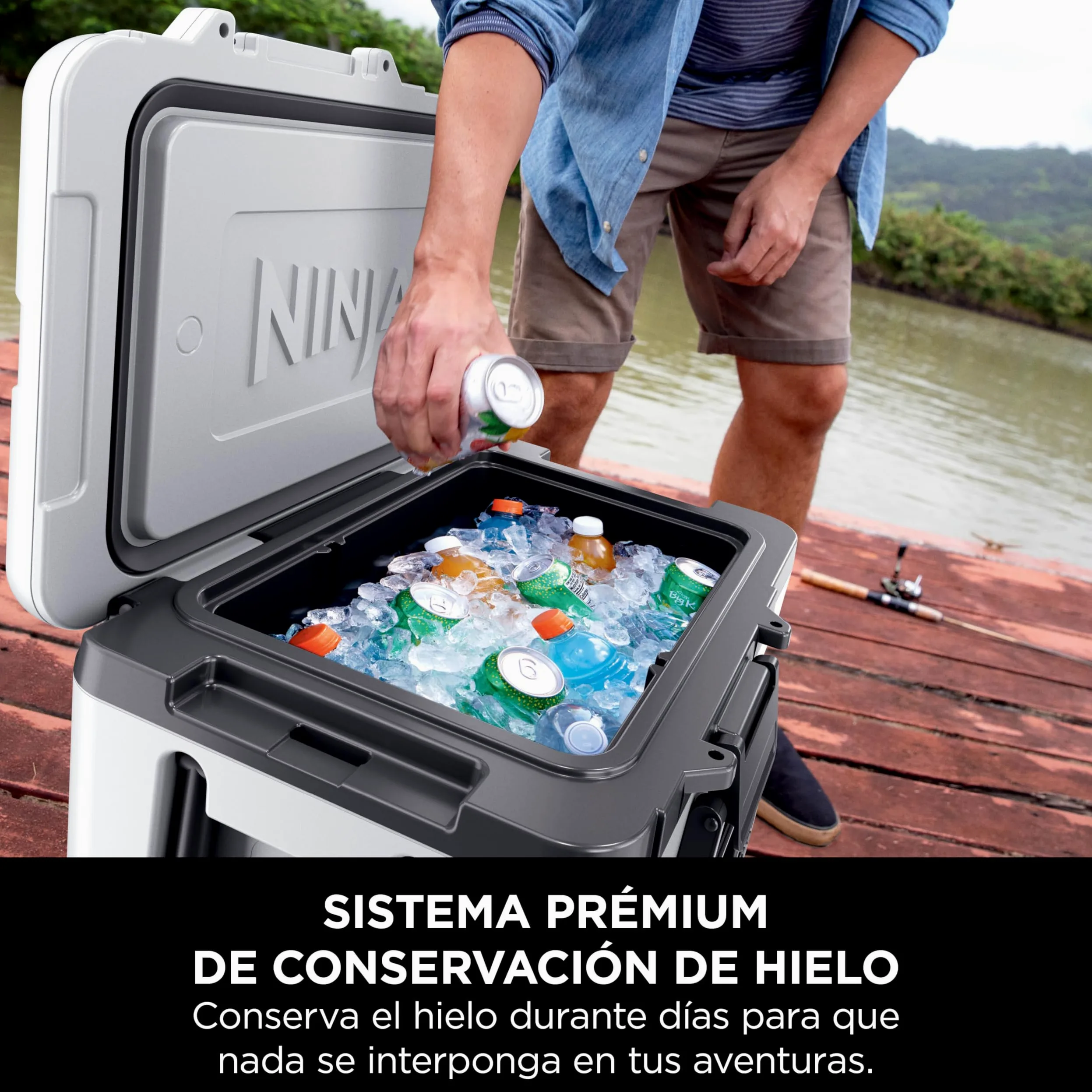 Ninja FrostVault, Nevera Portátil Rígida, Blanco Nube, FB245EUWH | Con Ruedas y Cajón Dry Zone Integrado a Temperatura de Frigorífico, Mantiene el Hielo durante Días, Capacidad para 68 Latas
