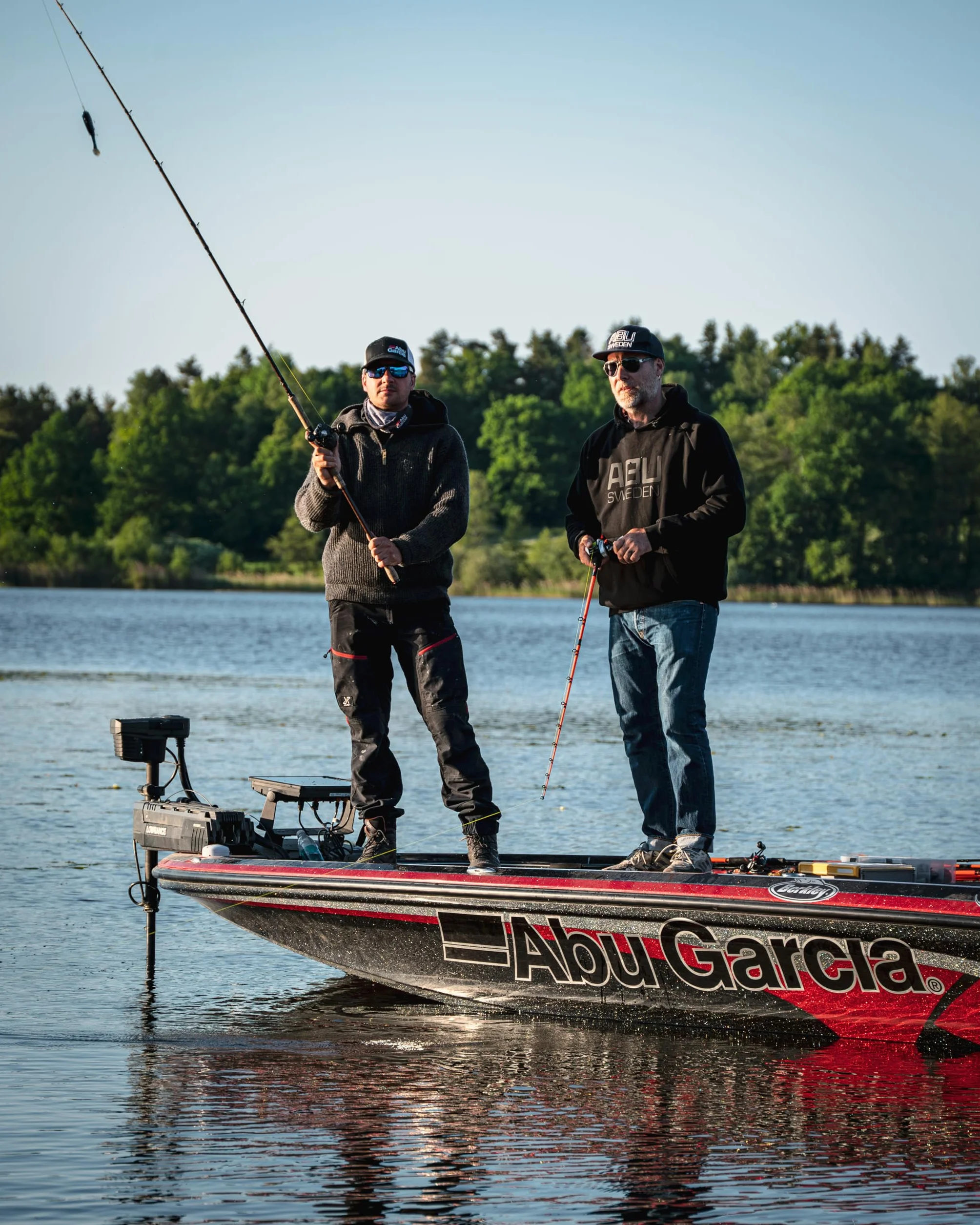 Abu Garcia Svartzonker® X Casting Combo | Set de caña y Carrete para Pesca de Lucio depredador | Caña de acción rápida de Carbono 30T | Equipo de Pesca en Agua Dulce y con señuelos | LP, 2,40 m