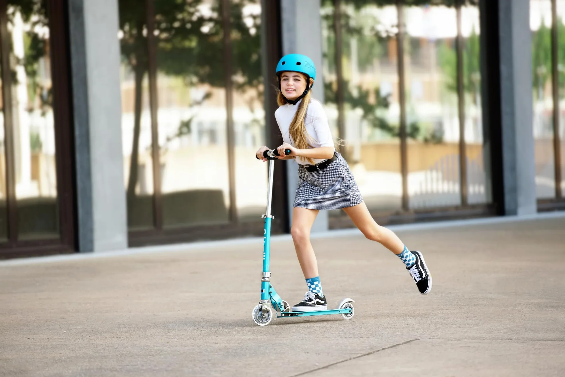 Micro® | Micro Sprite LED Scooter 2 Ruedas Niños | Patinete y Puños Plegables | Ruedas con iluminación LED | Ligero y Regulable en Altura | +5 Años | Niños y Niñas
