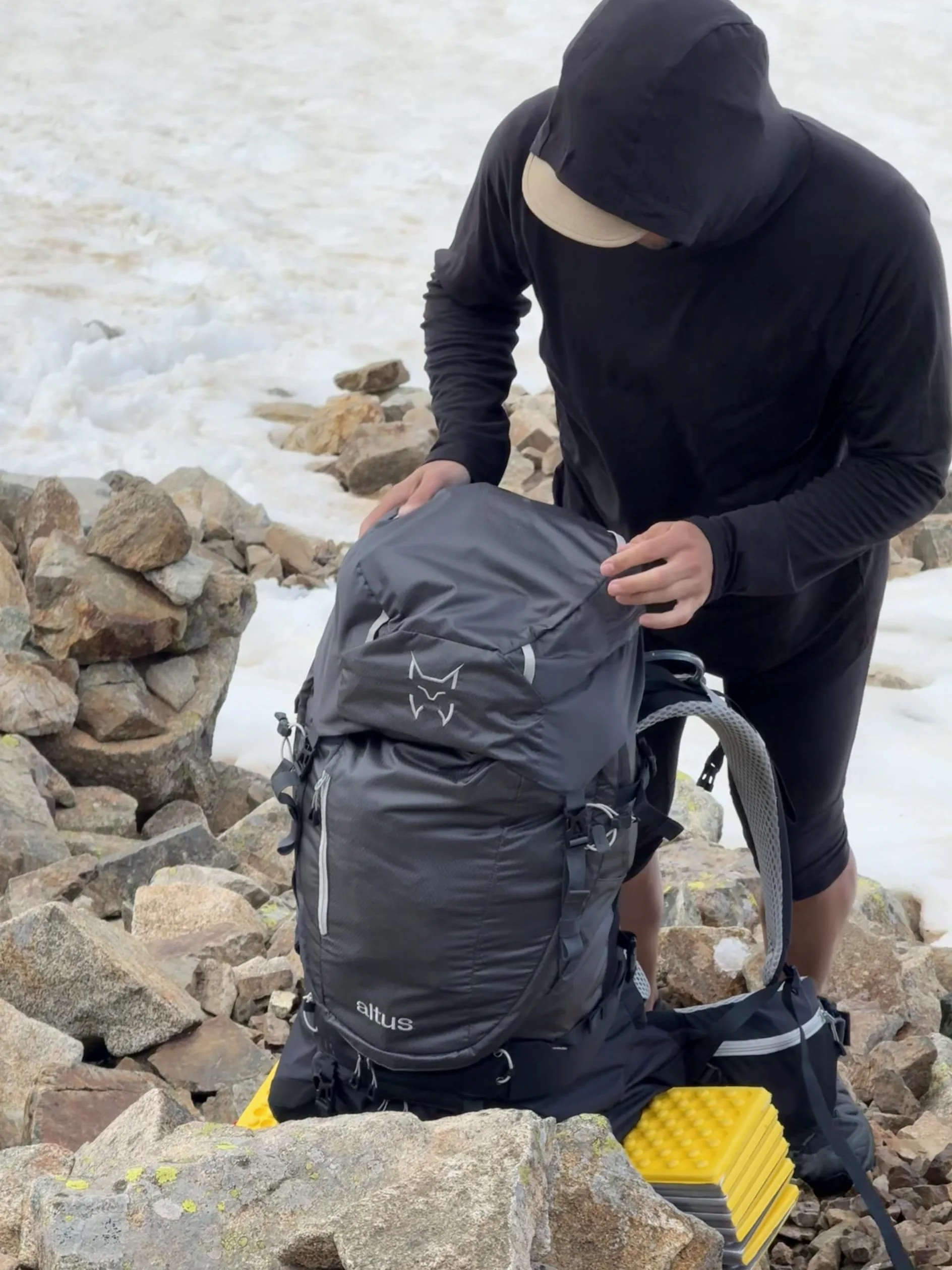 ALTUS Lhotse 65+5 K30 Mochila de Montaña y Trekking 70 Litros Unisex | Espalda Regulable, Apertura en U, Acceso Inferior, Portaesquís
