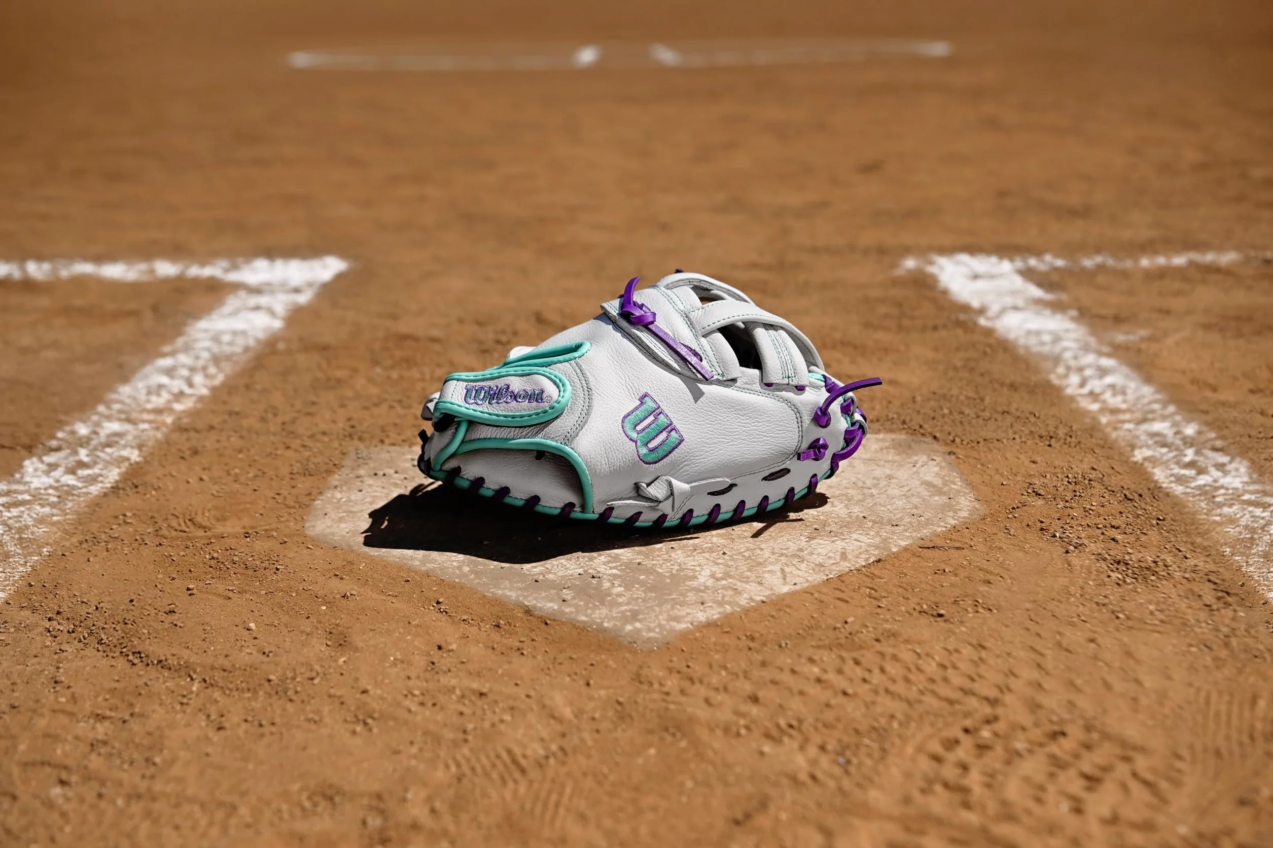 Wilson Manopla para receptores de sóftbol de lanzamiento rápido A500 de 32 pulgadas, para lanzar a la derecha, blanco/espuma de mar/morado
