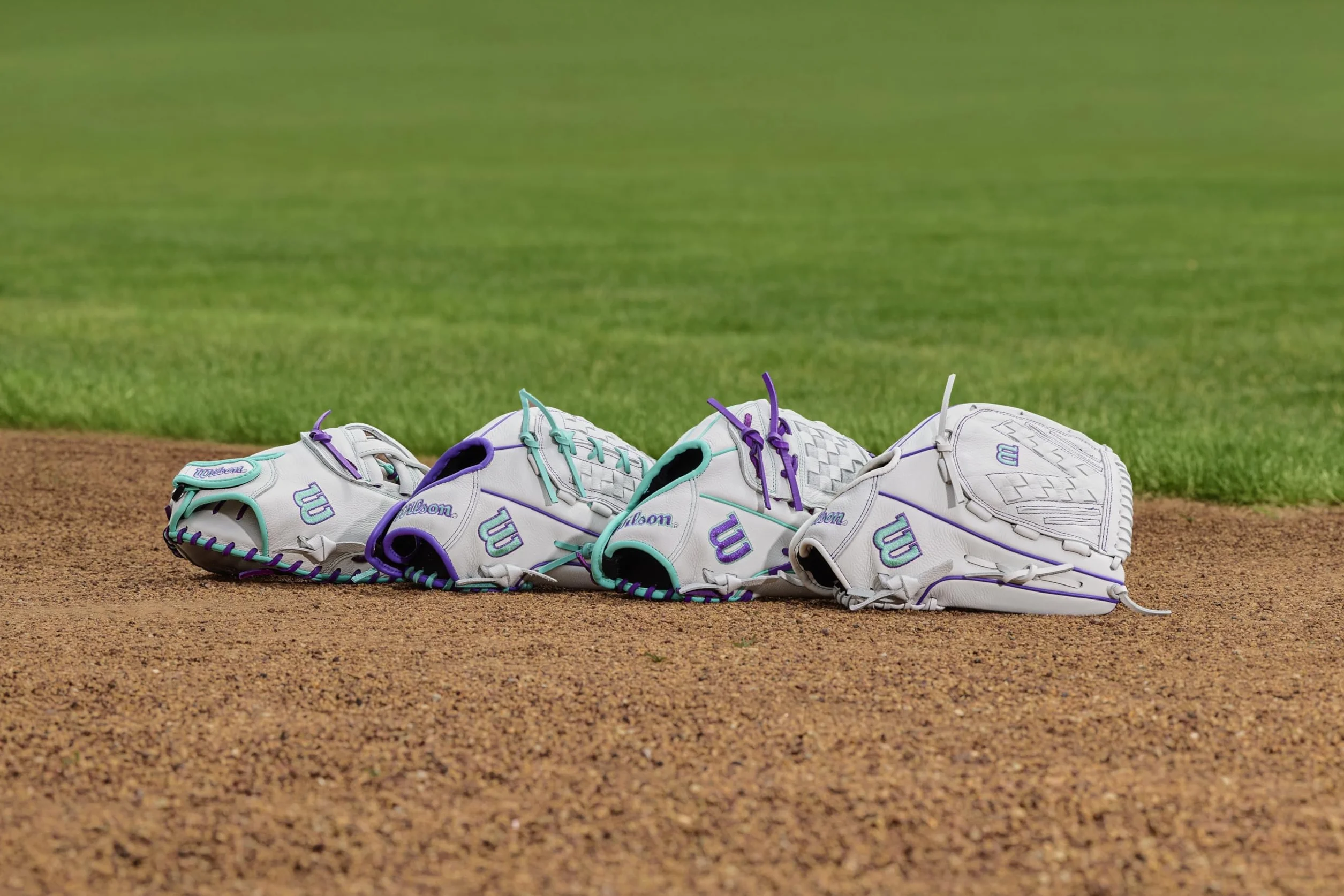 Wilson Manopla para receptores de sóftbol de lanzamiento rápido A500 de 32 pulgadas, para lanzar a la derecha, blanco/espuma de mar/morado