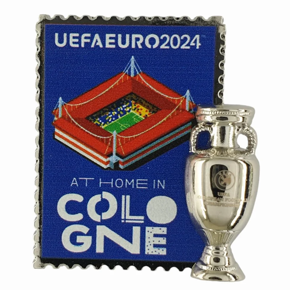 AMBALLCOM | Réplica en miniatura de la Copa Uefa EURO 2024 | Pin's anfitrión - Varias ciudades | 23x31mm | Tarjeta en papel | Regalo para los fanáticos del fútbol