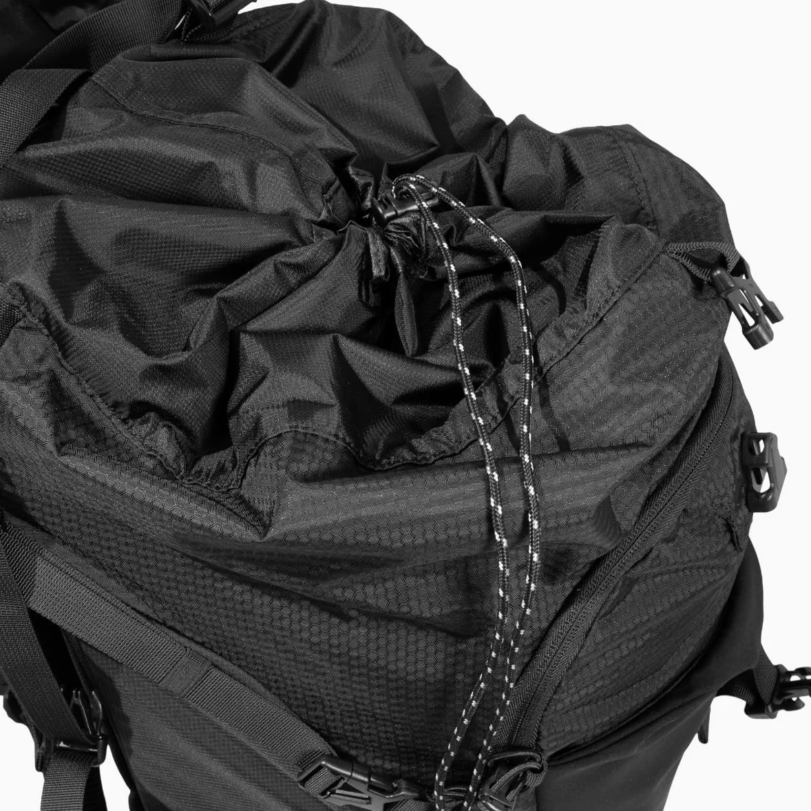 GymBeam Mochila de Trekking 40 l: Mochila compacta para Senderismo con Sistema de ventilación, 9 Bolsillos, Funda Impermeable integrada y Elementos Reflectantes., Schwarz