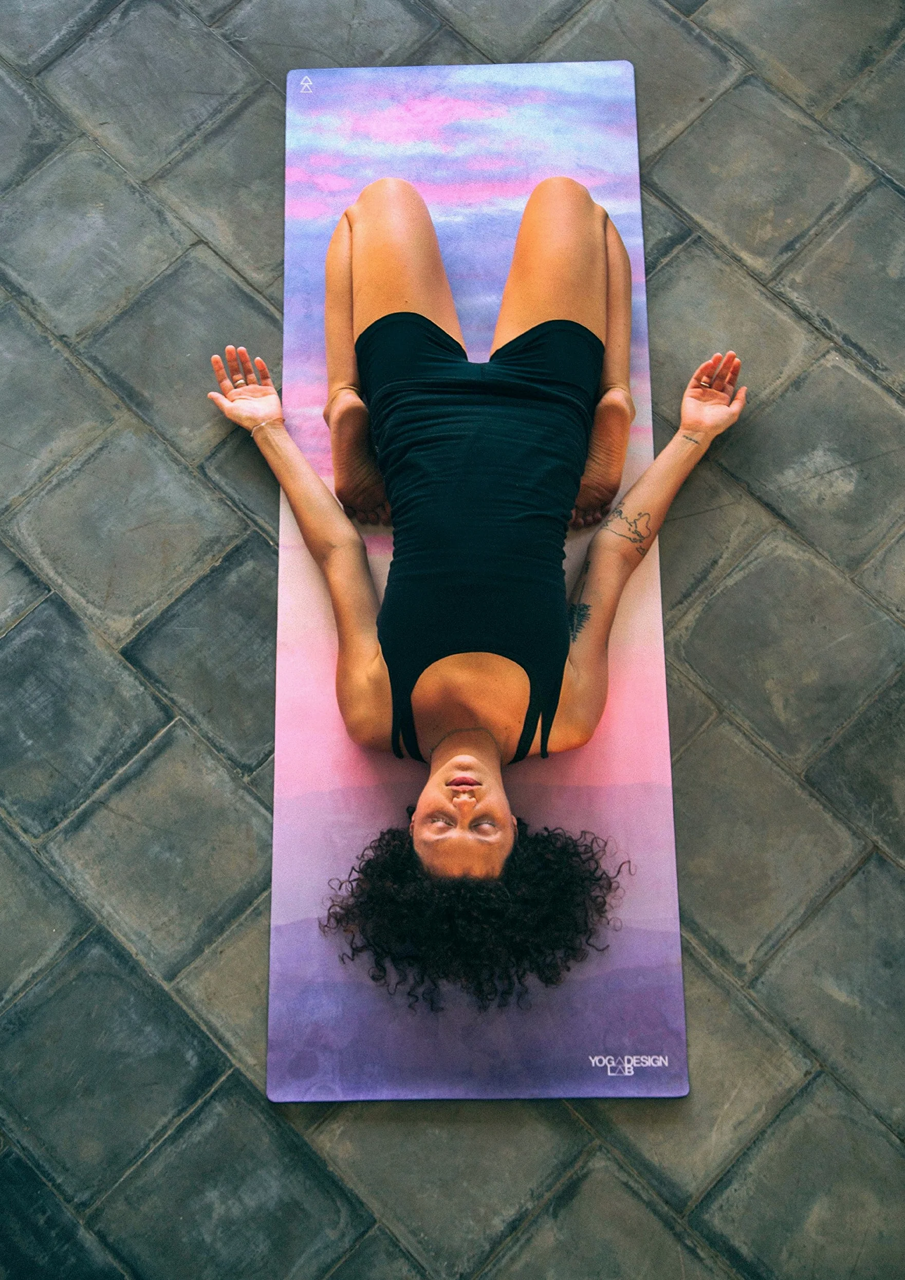 YOGA DESIGN LAB - Esterilla de yoga combinada 2 en 1 + toalla | Eco Luxury | Ideal para yoga caliente, poder, Bikram, Ashtanga, sudor | Calidad de estudio | Incluye correa de transporte