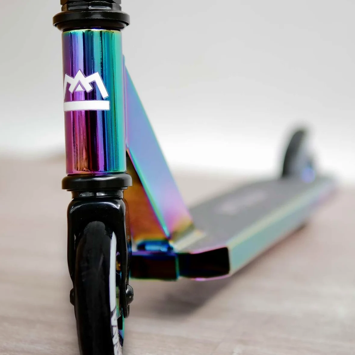 Patinete Urbano ATAA Jumper Neon con Manillar Acero 360º Ruedas PU 100 mm rodamientos ABEC 9 y Plataforma Antideslizante