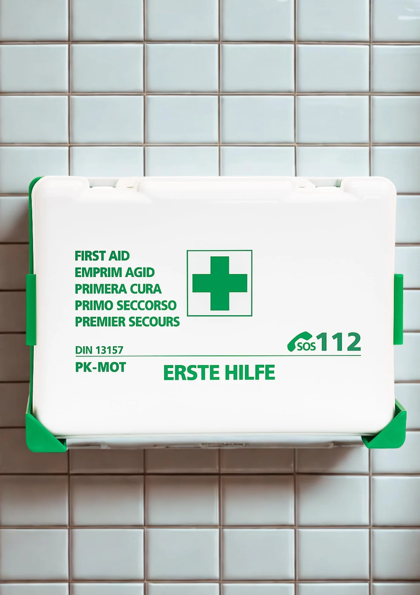 Botiquín móvil DIN13157 260x170x80mm 1,7kg blanco soporte de pared colgador