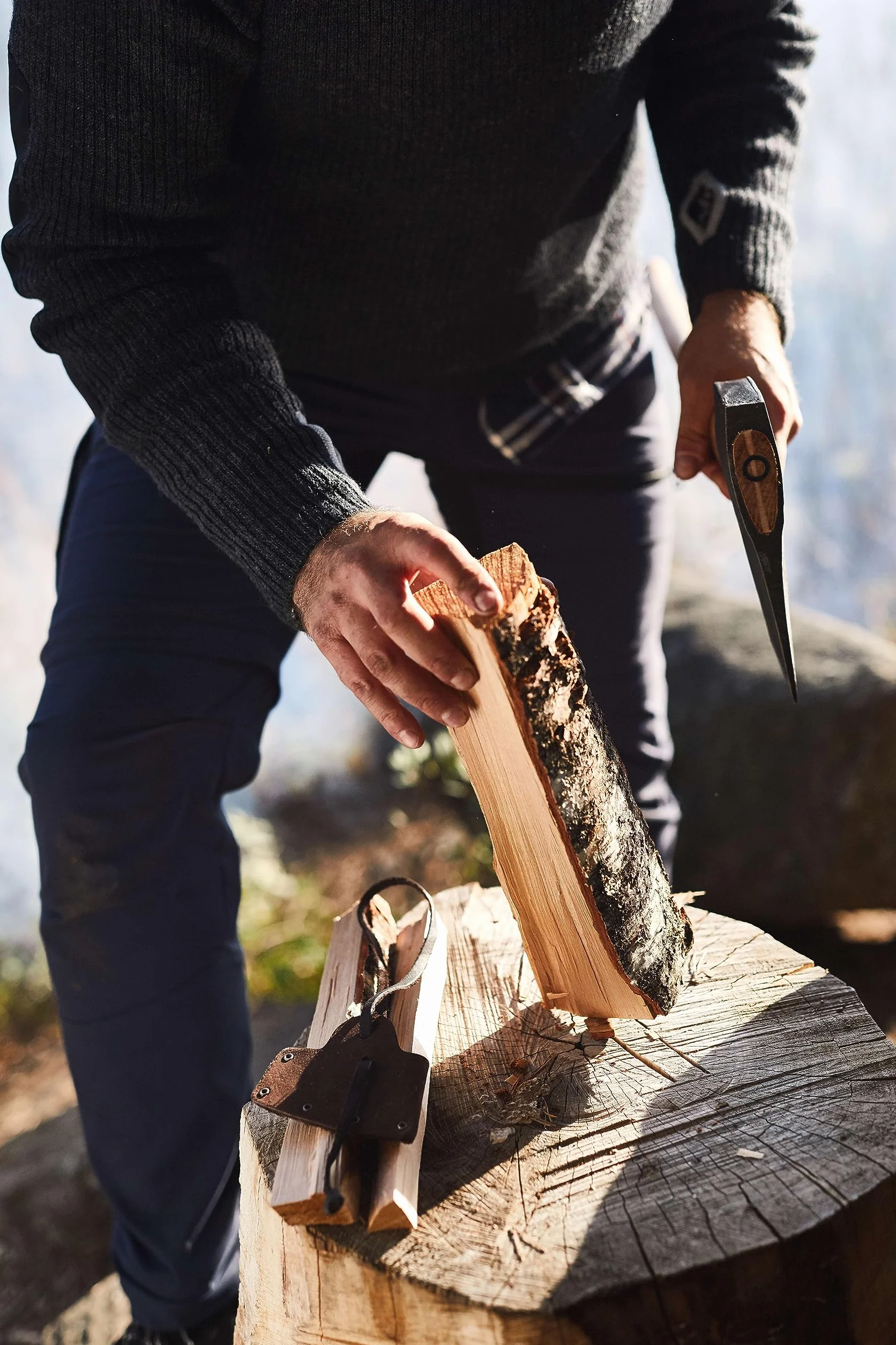 Destral Hultan forjada a Mano de 375mm Hecho de Acero Sueco I Hultafors I Forjado en Suecia I Hacha de 805g con Mango de Madera de Nogal Americano con Funda Protectora de Cuero I Reafilable I 841701