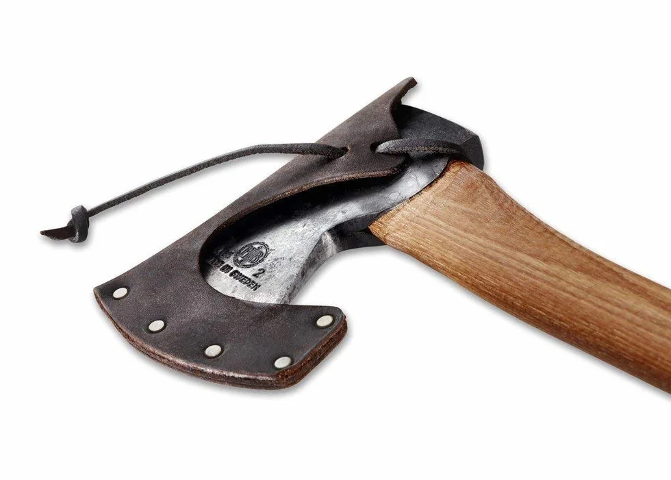 Hacha de leñador forjada a Mano QVARFOT 650 mm I Hultafors I Forjada en Suecia I 1260g Hacha Premium con Mango de Madera de Nogal I Afilado escandinavo I Incluye Protector de Hoja de Cuero I 841720