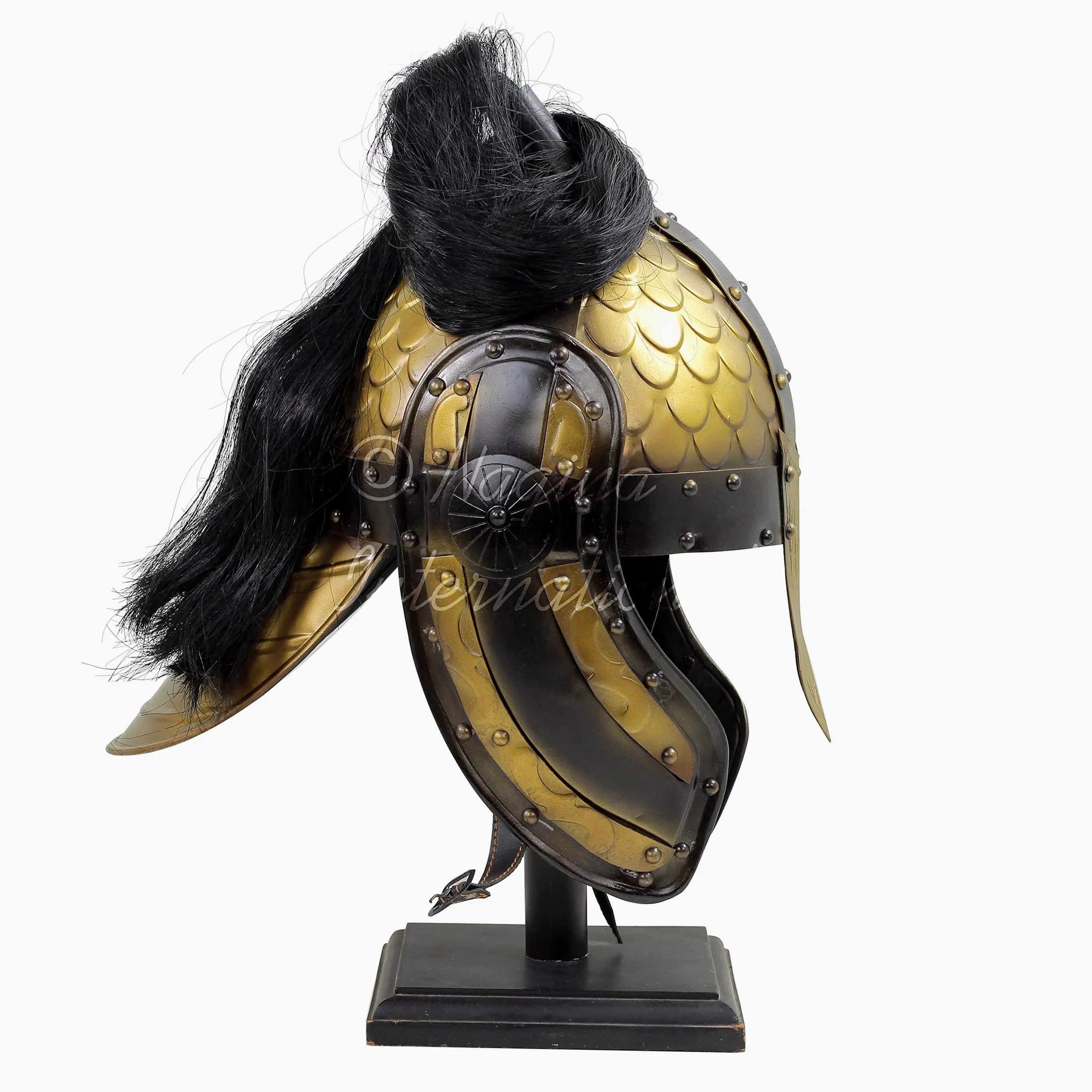 Casco nasal medieval | Superficie en relieve con aletas con acabado negro antiguo y bronce y correas de barbilla. Pelo negro y base de soporte de madera