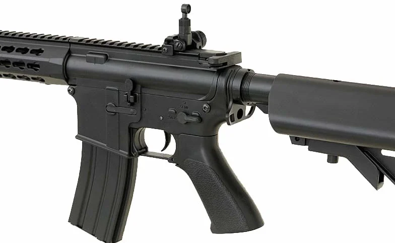 Fusil réplica M4 Airsoft Negra Modelo CM.515 de la Marca Cyma. Potencia 1 Julio. Incluye batería y Cargador de batería