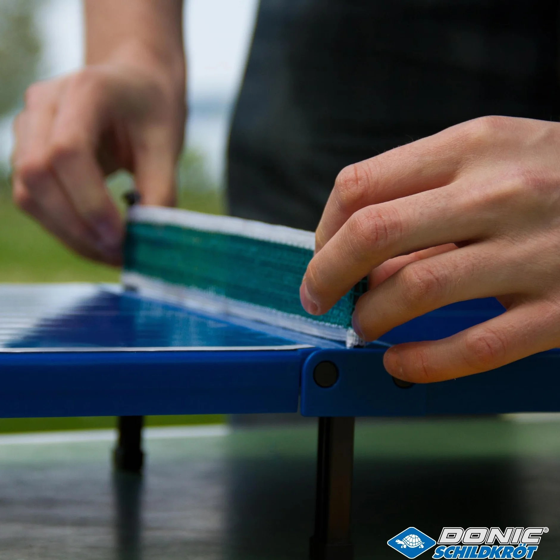 Donic-Schildkröt 838576 - Juego Completo de Mesa de Ping Pong (2 Palas y 1 Pelota, Plegable, tamaño maletín, 68 x 33 x 9 cm), Color Azul
