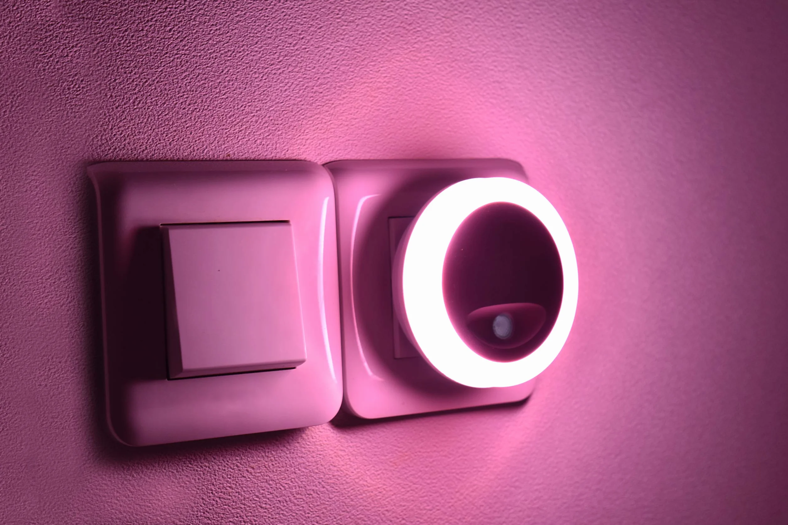 SCS Sentinel HEC0050 Luz nocturna para habitación del bebé Dusk Sensing Plug Light