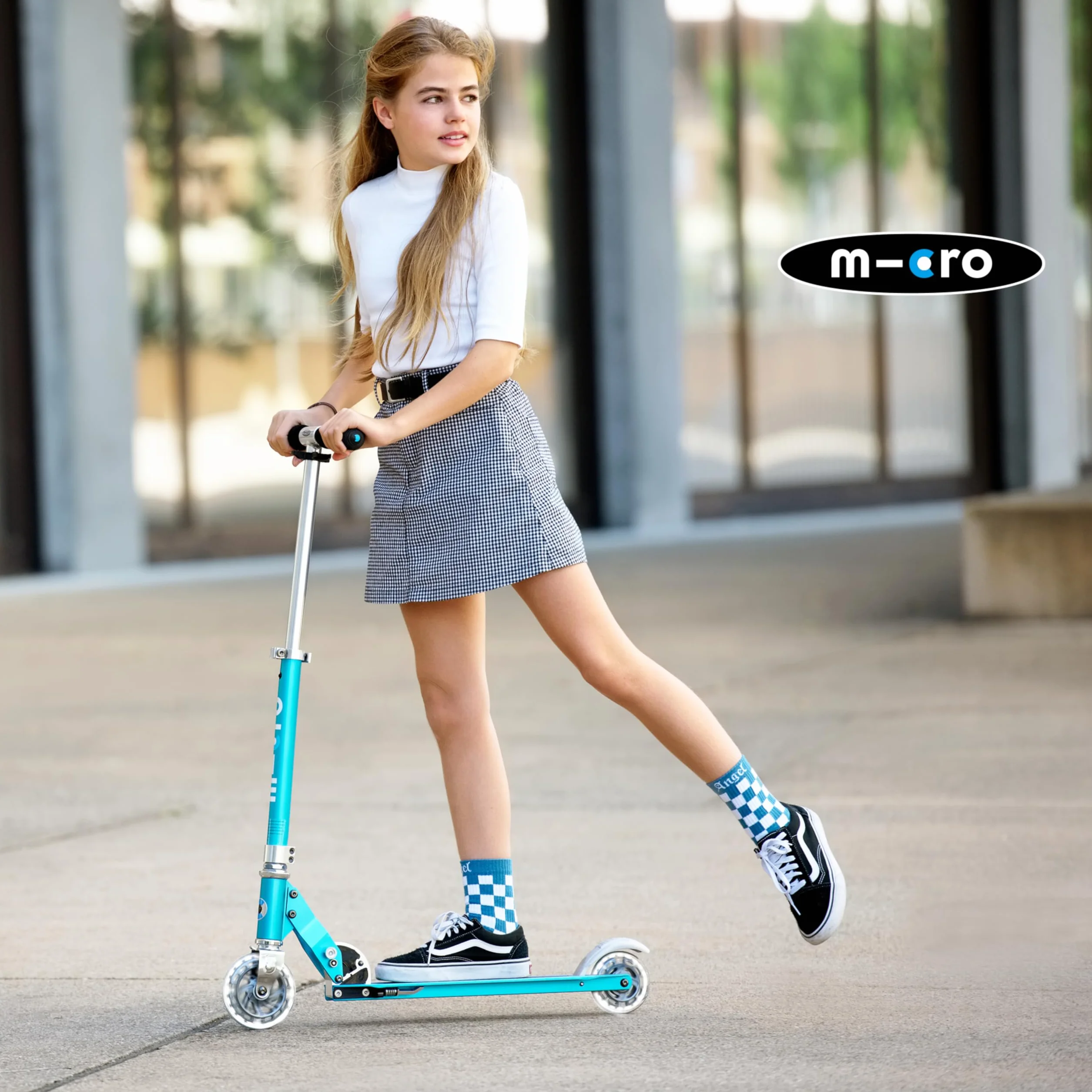 Micro® | Micro Sprite LED Scooter 2 Ruedas Niños | Patinete y Puños Plegables | Ruedas con iluminación LED | Ligero y Regulable en Altura | +5 Años | Niños y Niñas