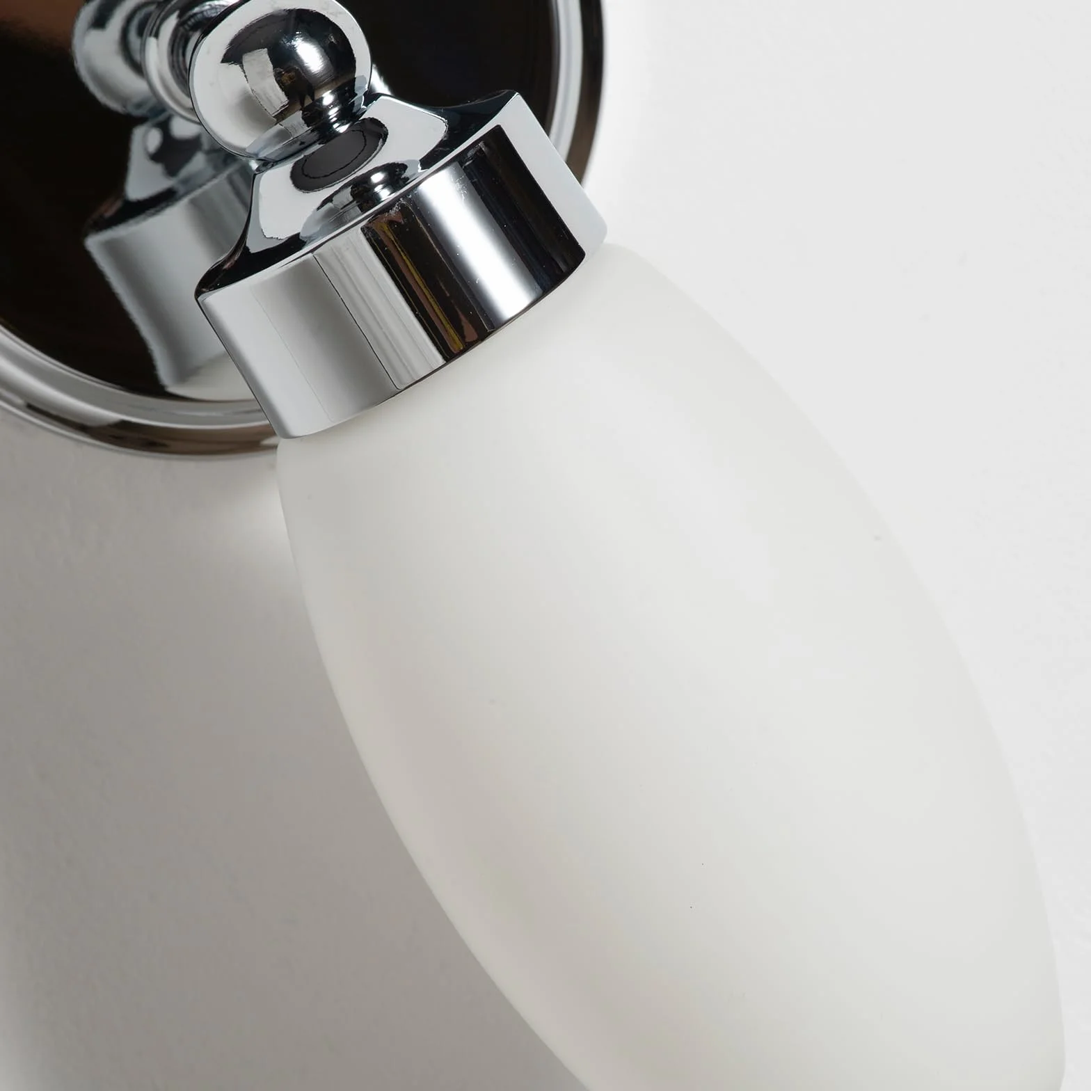 Alpinaluz Aplique de pared baño E14 base metálica cromada pantalla cristal blanca mate IP44