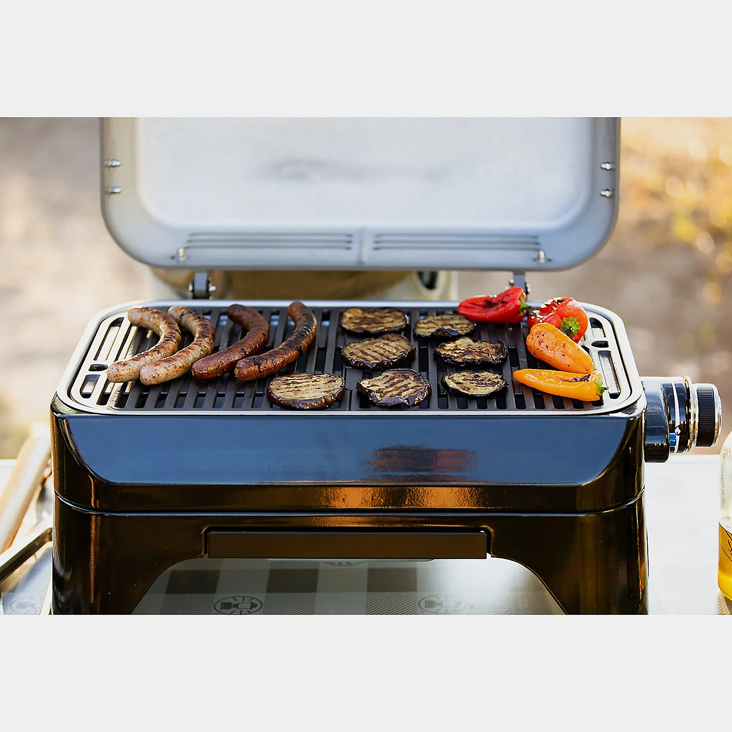 CAMPINGAZ Barbacoa de gas Attitude2go CV, barbacoa de mesa de bajo humo, BBQ de gas portátil, con tapa, termómetro, y rejilla de hierro fundido, fuente de alimentación: cartucho de gas CV 470 Plus