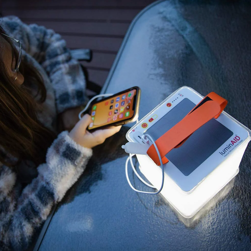 Luminaid Titan - Linterna solar 2 en 1 para camping, conocido por Shark Tank