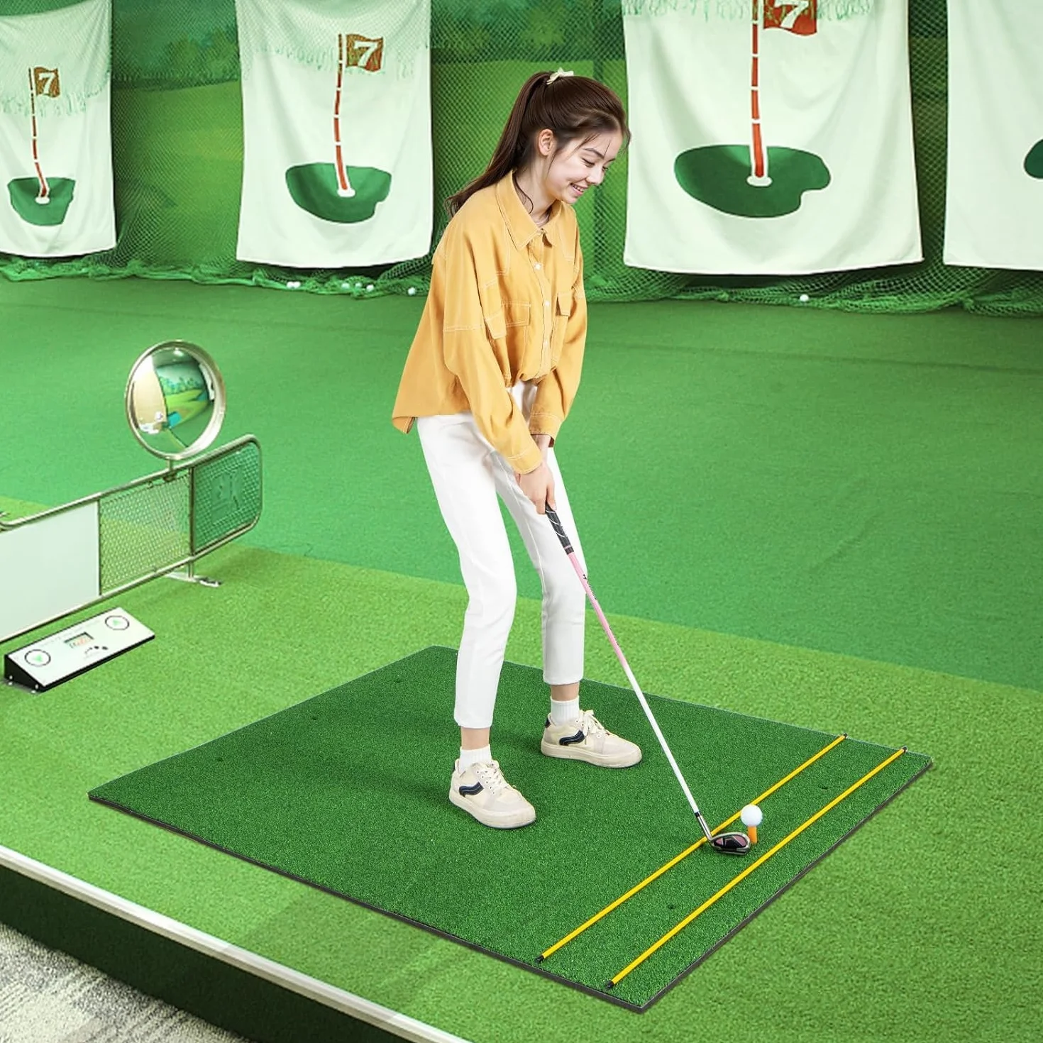 GYMAX Alfombrilla de Golf para Golpear Pelotas, Tapete de Césped Artificial para Práctica de Golf Interior y Exterior con 2 Tees de Goma y 2 Palos de Alineación