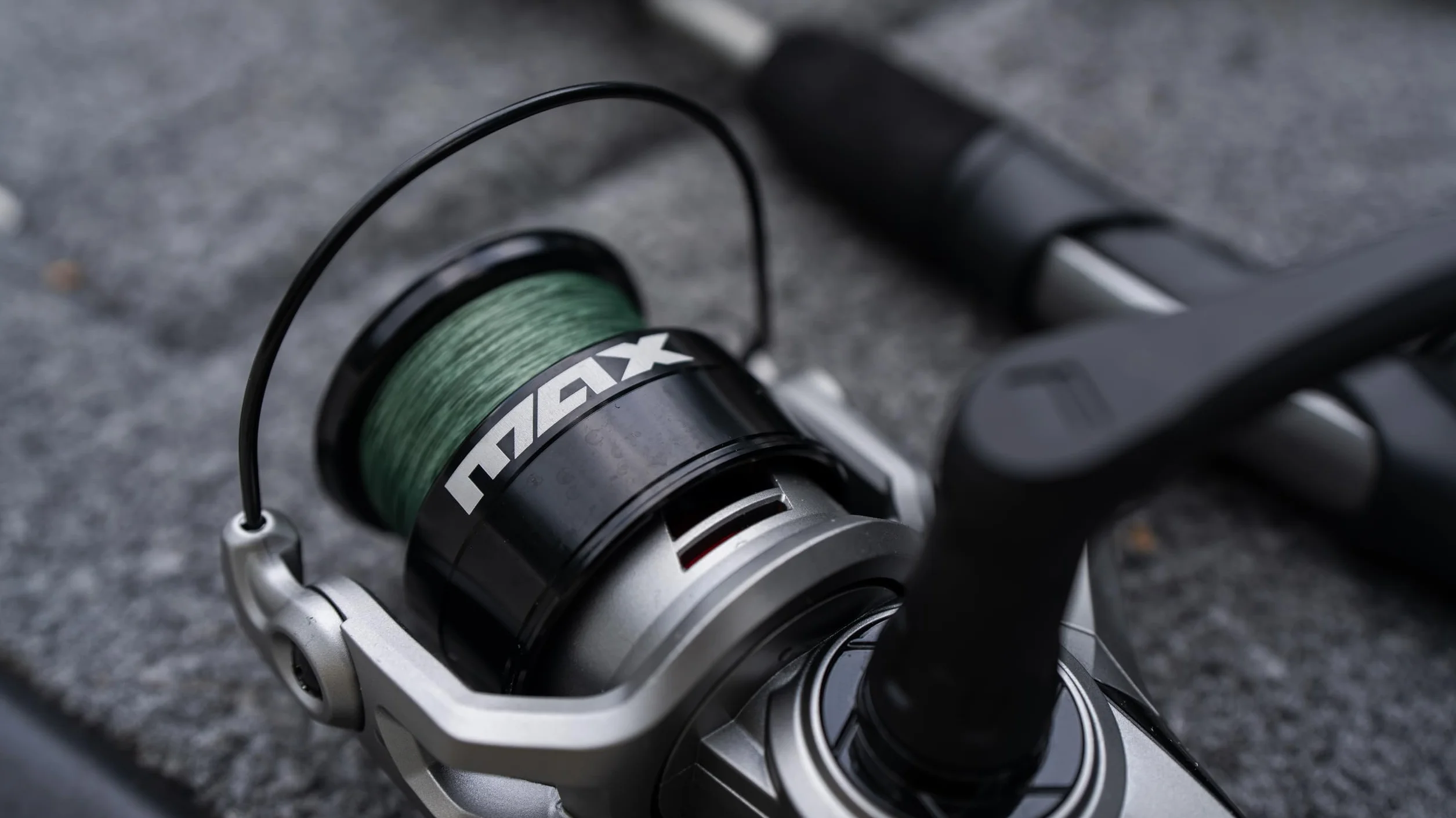 Abu Garcia MAX X Carrete Giratorio | Cuerpo de Grafito con Sistema de Arrastre Suave para Todos los Pescadores | De Agua Dulce y de bajura para Bass, Lucio y Trucha | Ambidiestra | Varios tamaños
