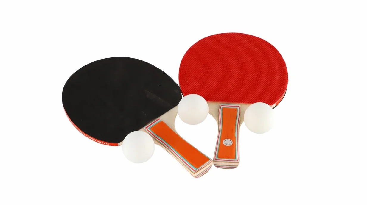 Juego de tenis de mesa – 2 raquetas (rojo/negro) y 3 pelotas – Kit de ocio para interior y exterior, ideal para principiantes y familias