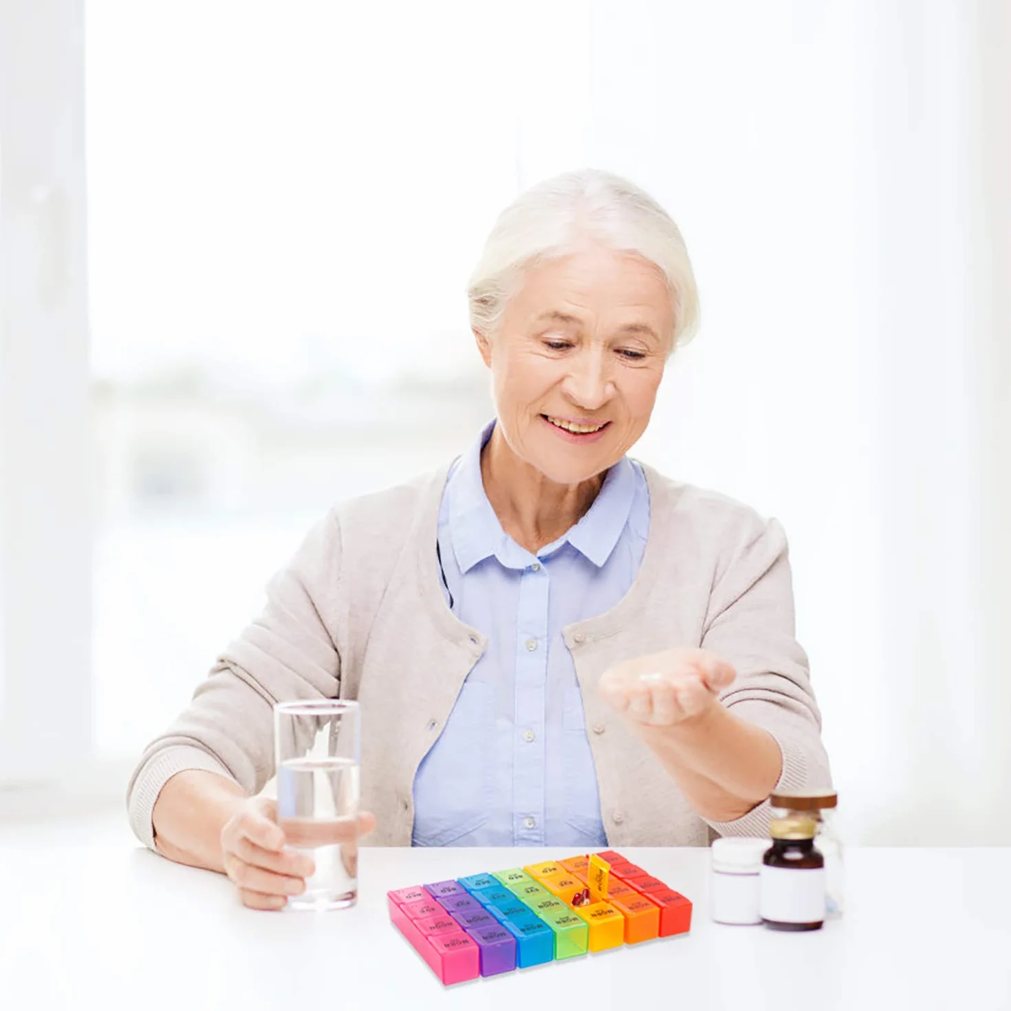 Pastillero Organizador Semanal 7 Días 28 Compartimentos Multicolor con Estuche de Cuero