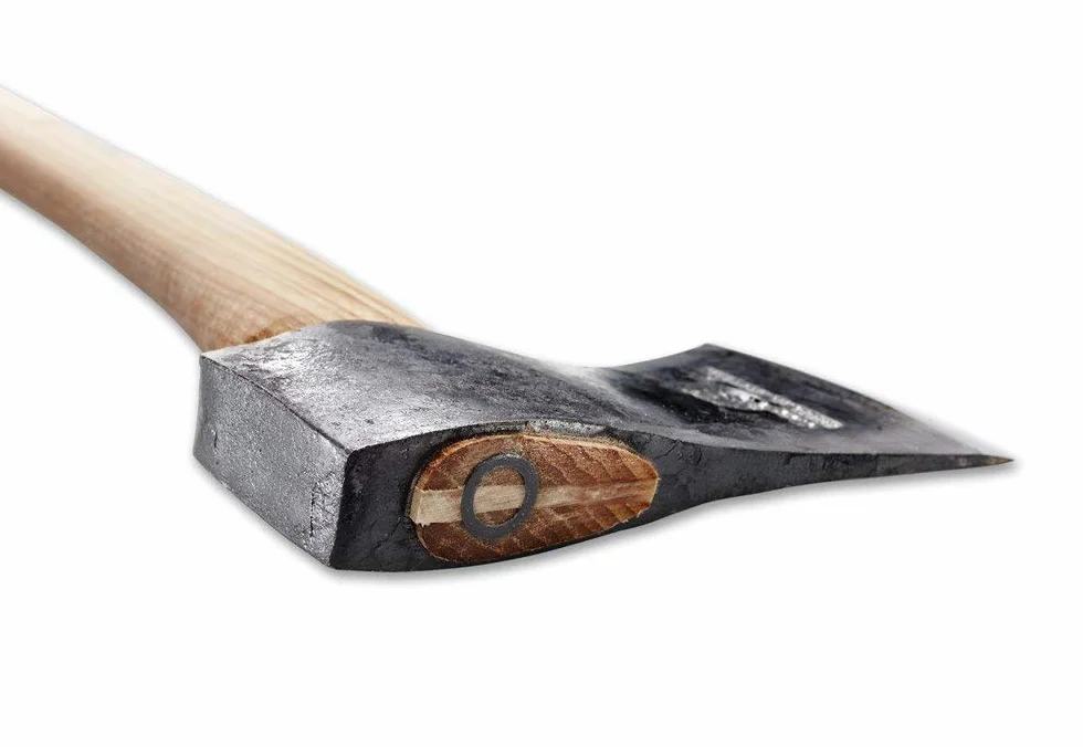 Hacha de leñador forjada a Mano QVARFOT 650 mm I Hultafors I Forjada en Suecia I 1260g Hacha Premium con Mango de Madera de Nogal I Afilado escandinavo I Incluye Protector de Hoja de Cuero I 841720